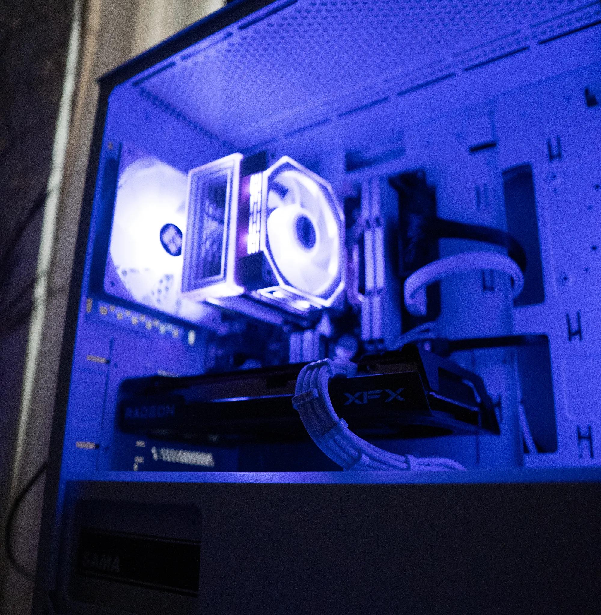 🌨🌨 | RX 7600 8GB | INTEL i7 9700 | 16GB DDR4 RAM | 1.25TB Storage | Arctic Snow 3.0