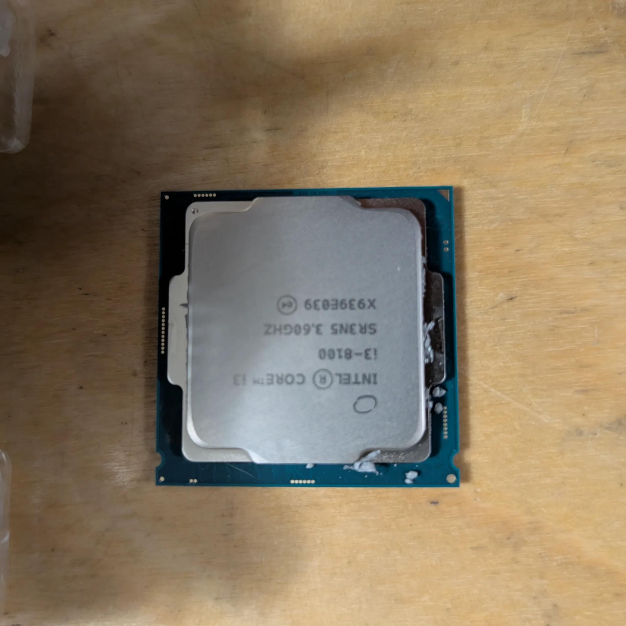 Intel Core i3 8100 + Intel stock cooler