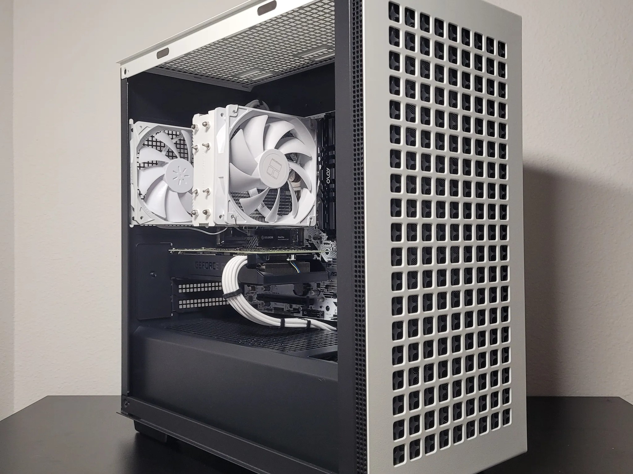 Minimalist Black/White Gaming PC // 2060 Super // Ryzen 5 3600 // 16GB DDR4 // 512GB Gen4 NVME