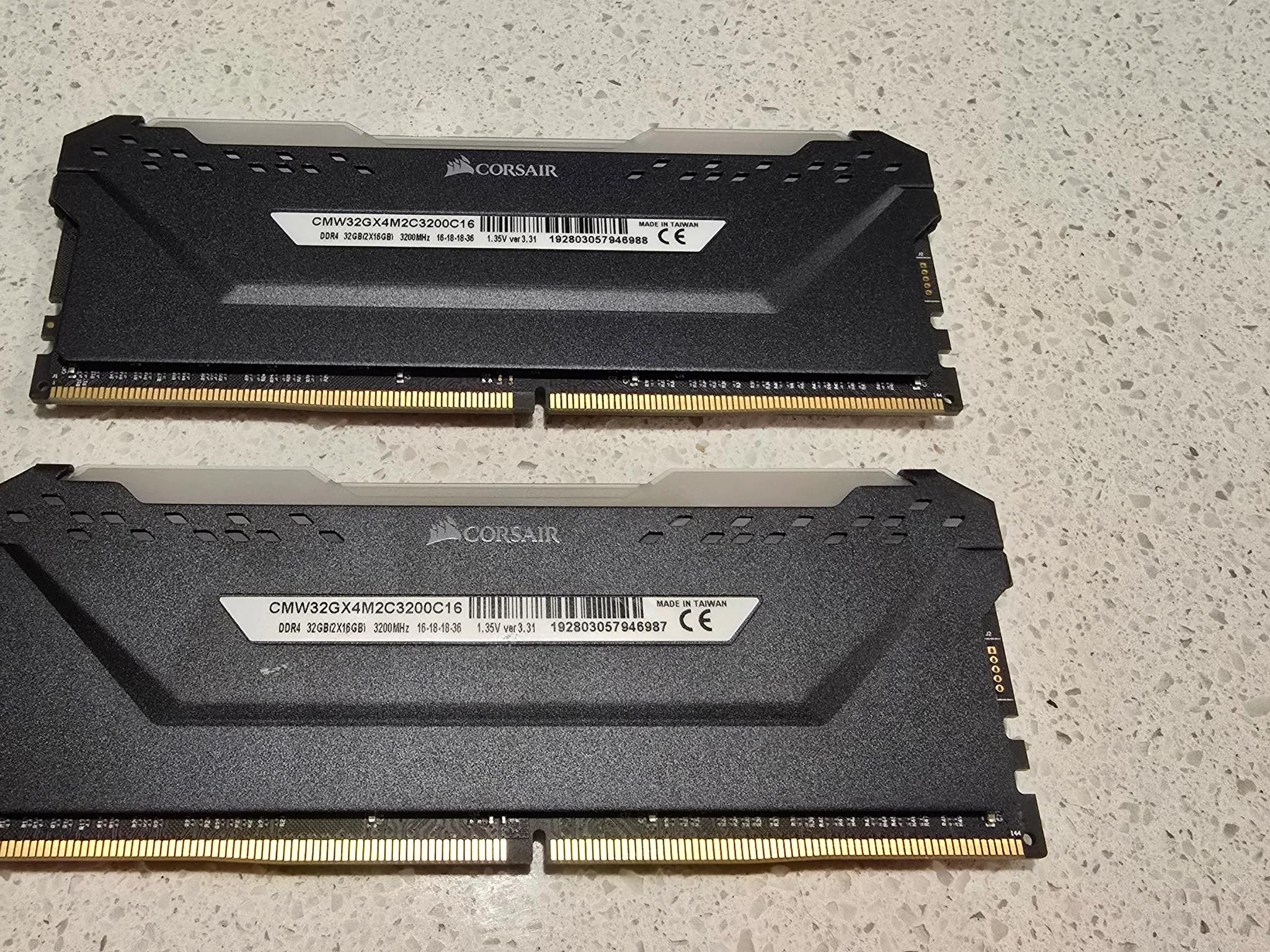 CORSAIR - Vengeance PRO 32G 3200MHz DDR4 C16 DIMM Desktop Memory RGB - Like New