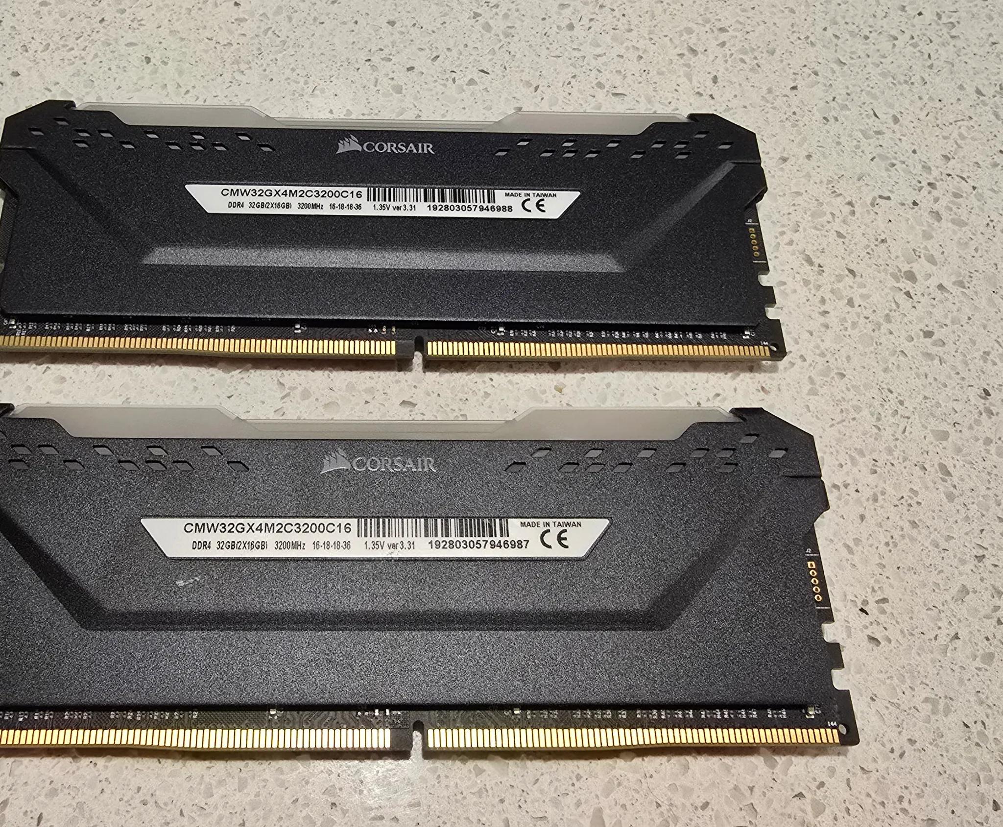 CORSAIR - Vengeance PRO 32G 3200MHz DDR4 C16 DIMM Desktop Memory RGB - Like New