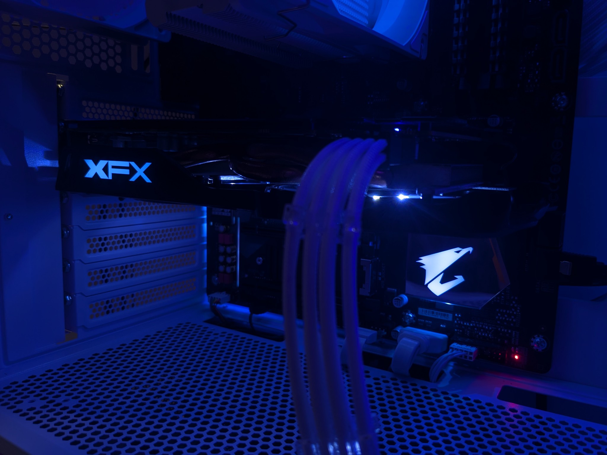 White Gaming PC Ryzen 5 1600x, XFX RS 480 8GB, 16GB DDR4 RAM