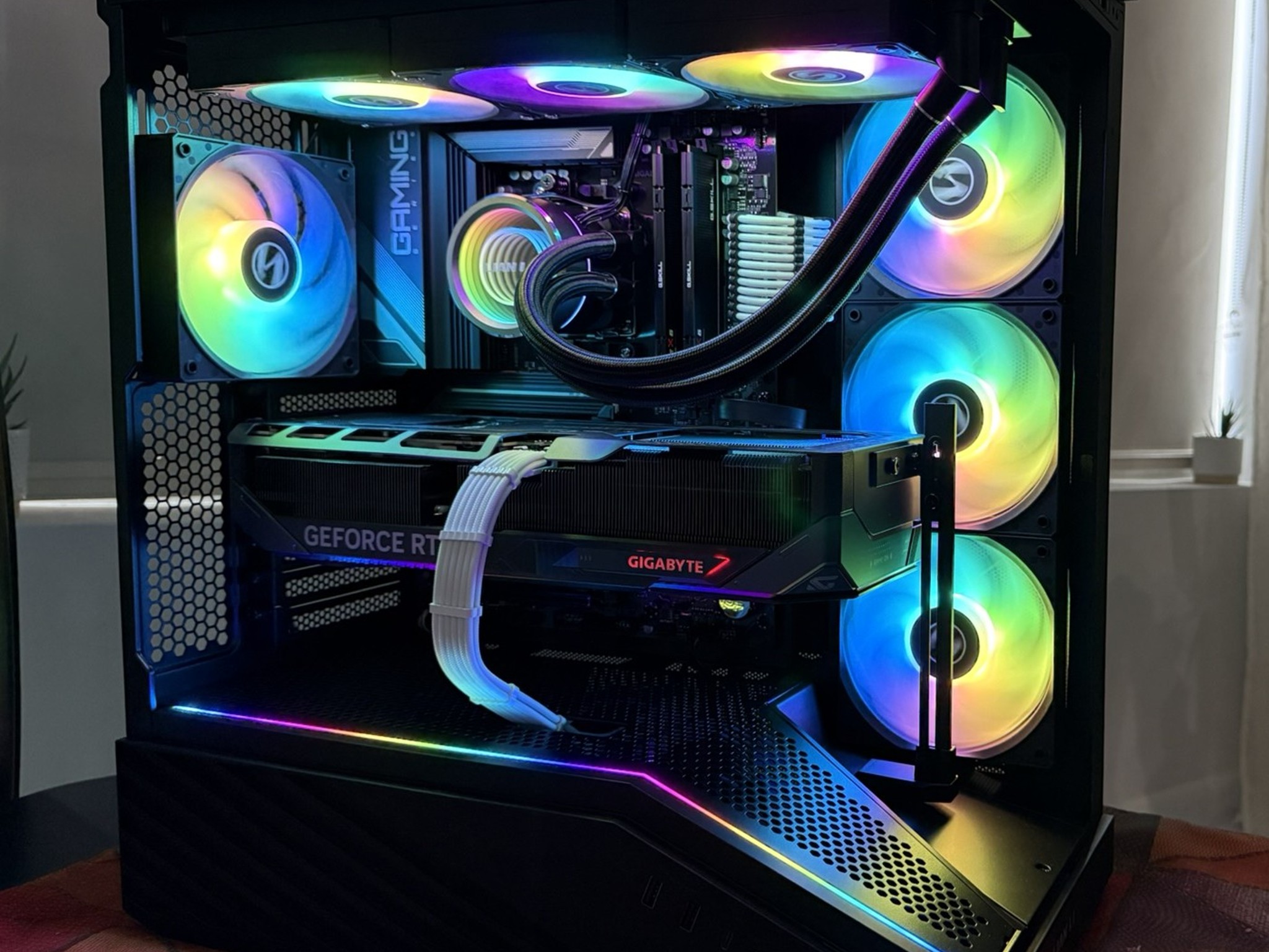 GeForce RTX 5070 Ti Lian Li Gaming PC - Ryzen 5 7600X3D, 32GB RAM, 1TB NVMe SSD