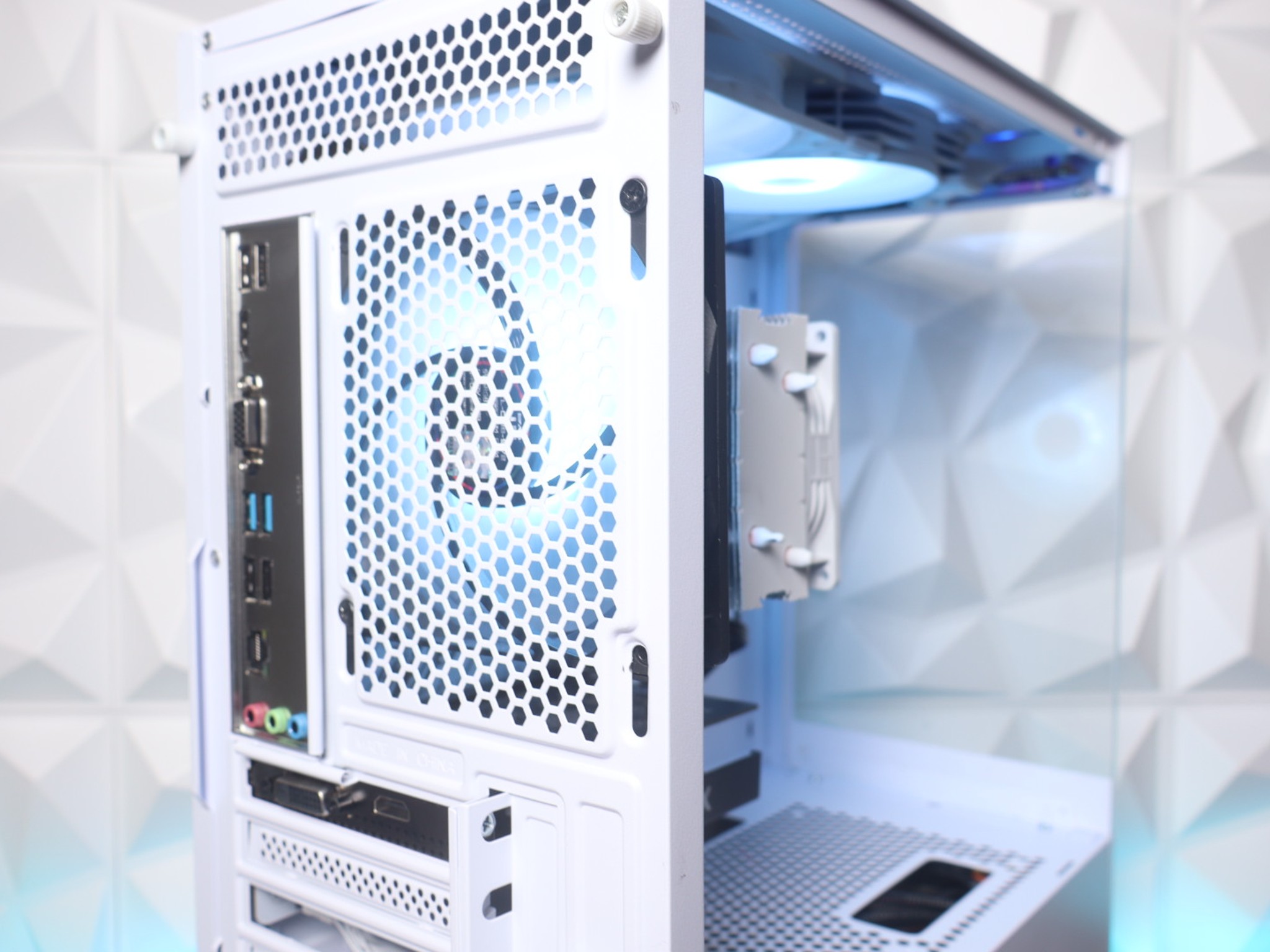 ⚪️⚫️ | Ryzen 5 2400G + GTX 1650 4GB | 16GB - WiFi INCLUDED