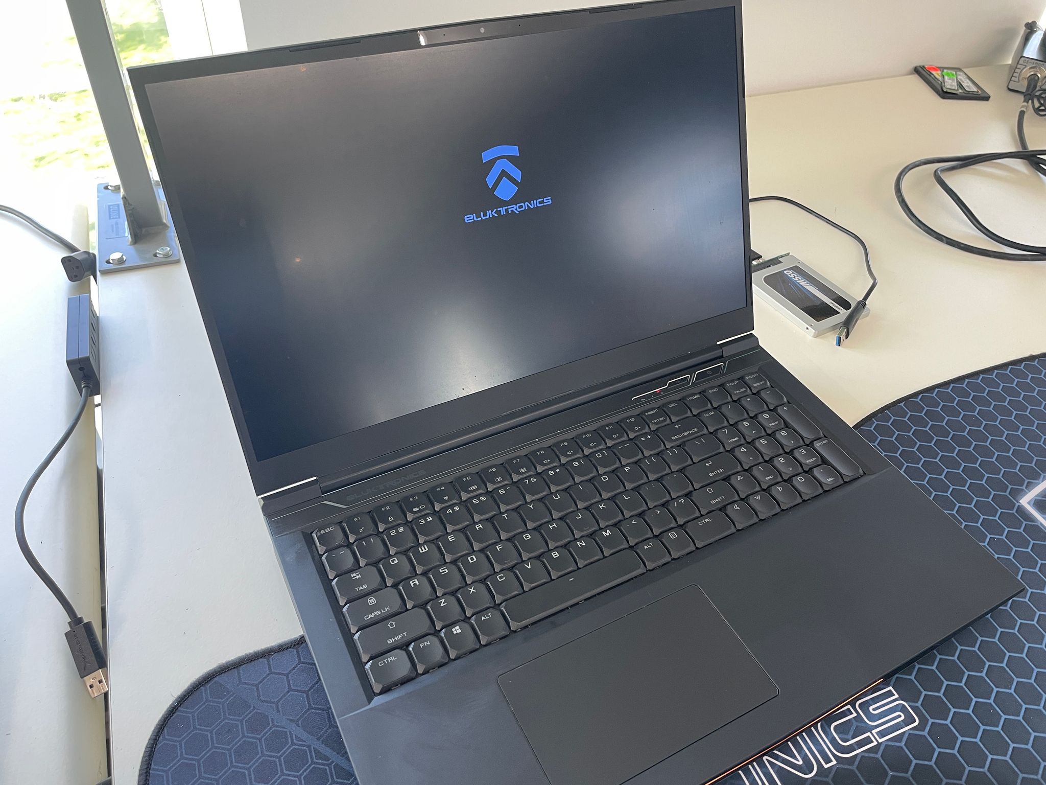 Eluktronics Mech-17 G1R + i7-8750H + RTX 2060 + W10 Home + 32GB Ram