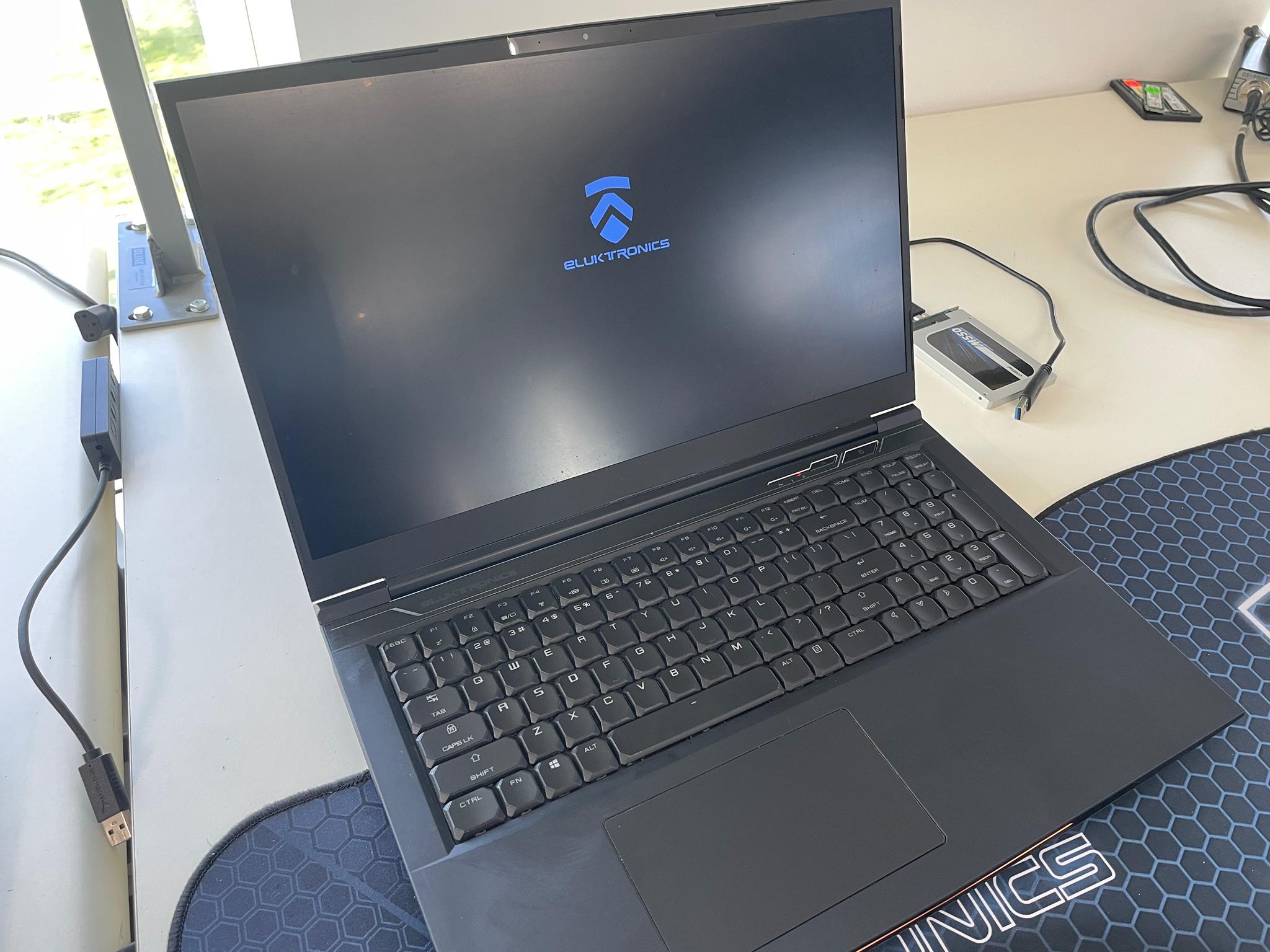 Eluktronics Mech-17 G1R + i7-8750H + RTX 2060 + W10 Home + 32GB Ram