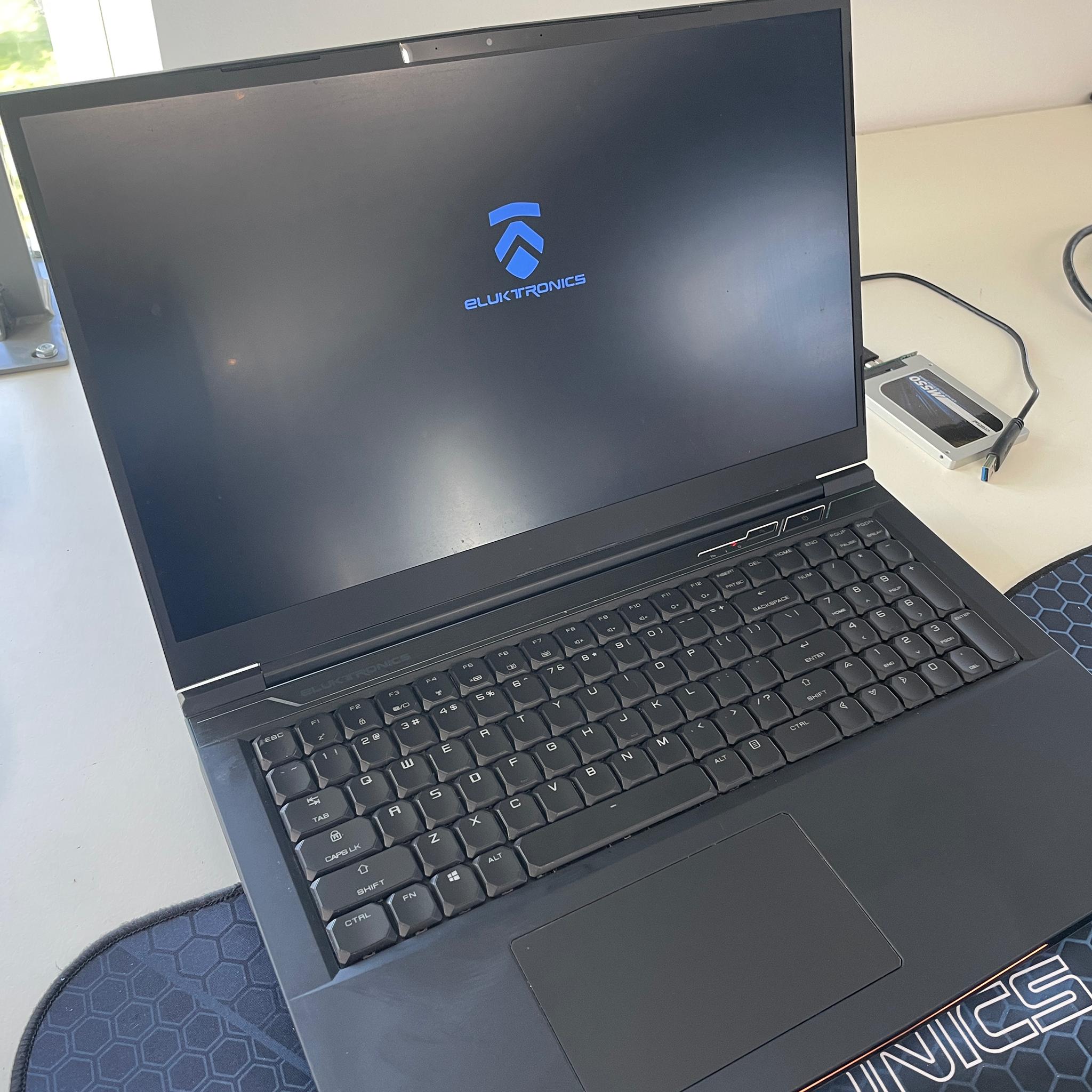 Eluktronics Mech-17 G1R + i7-8750H + RTX 2060 + W10 Home + 32GB Ram