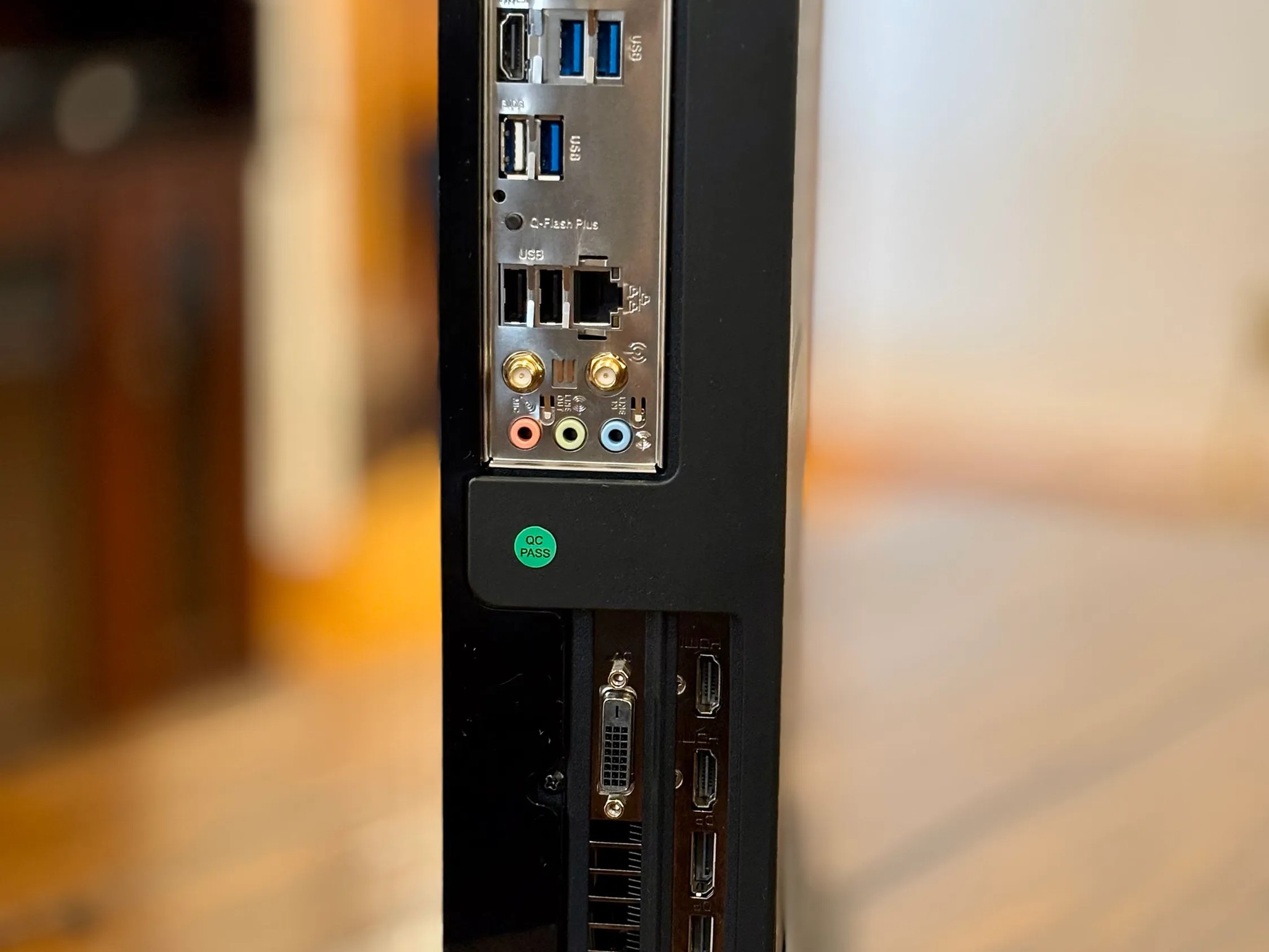 Console-Size Gaming PC for 1080p 60+ FPS Gaming | Small Form Factor Build | Home Theater PC Build