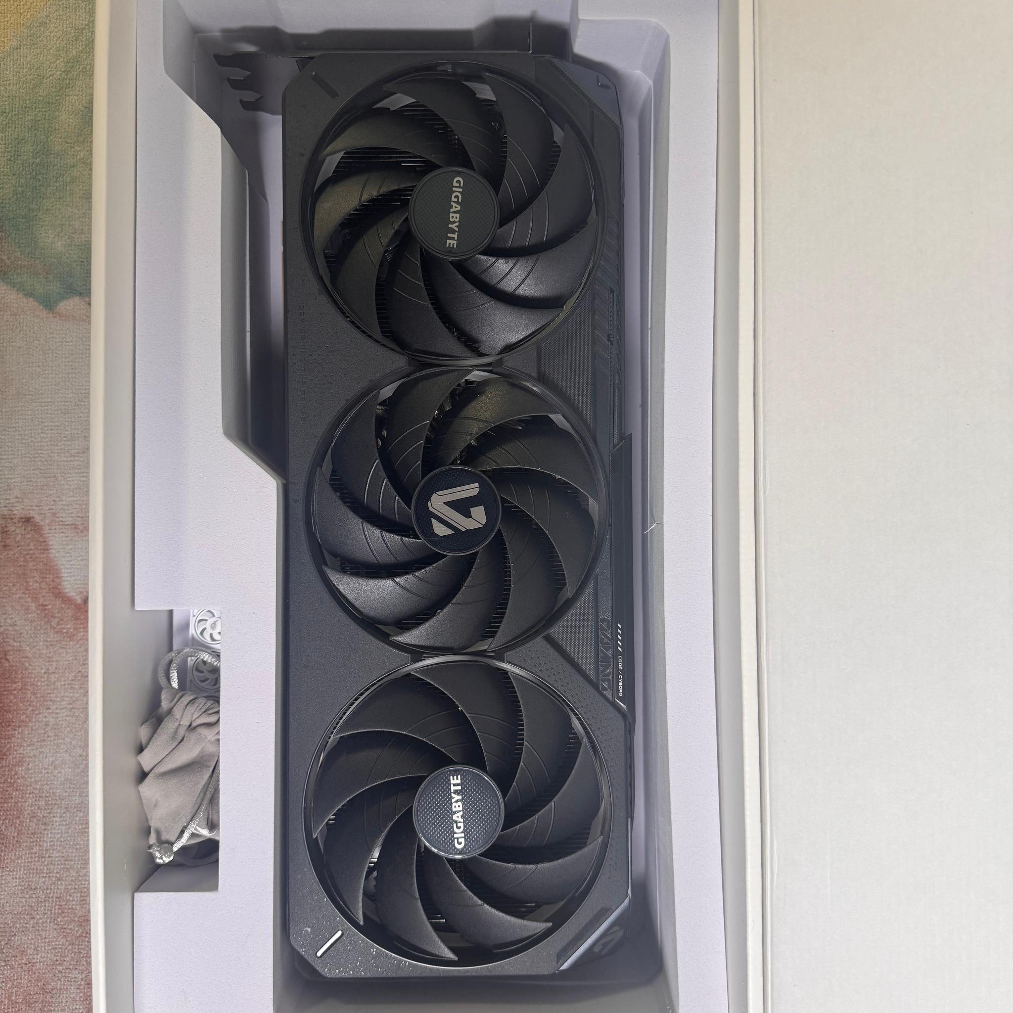 GIGABYTE GeForce RTX 5080 GAMING OC 16G
