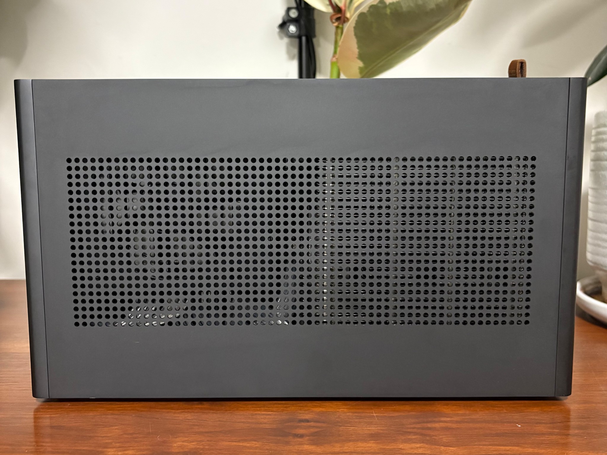 RX 9070 XT | Ryzen 7 5700X3D | 32GB DDR4 | 2 TB SSD | 750W PSU | 1x 120mm Fan | Ghost S1 ITX