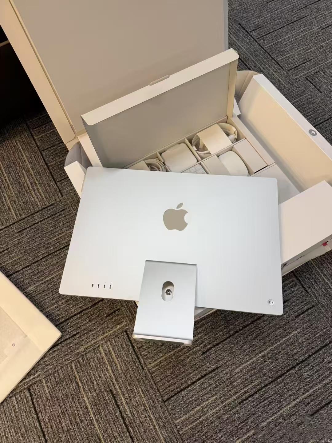 Apple iMac 24-inch M4 16GB 256GB SSD Silver with Magic Keyboard and Trackpad