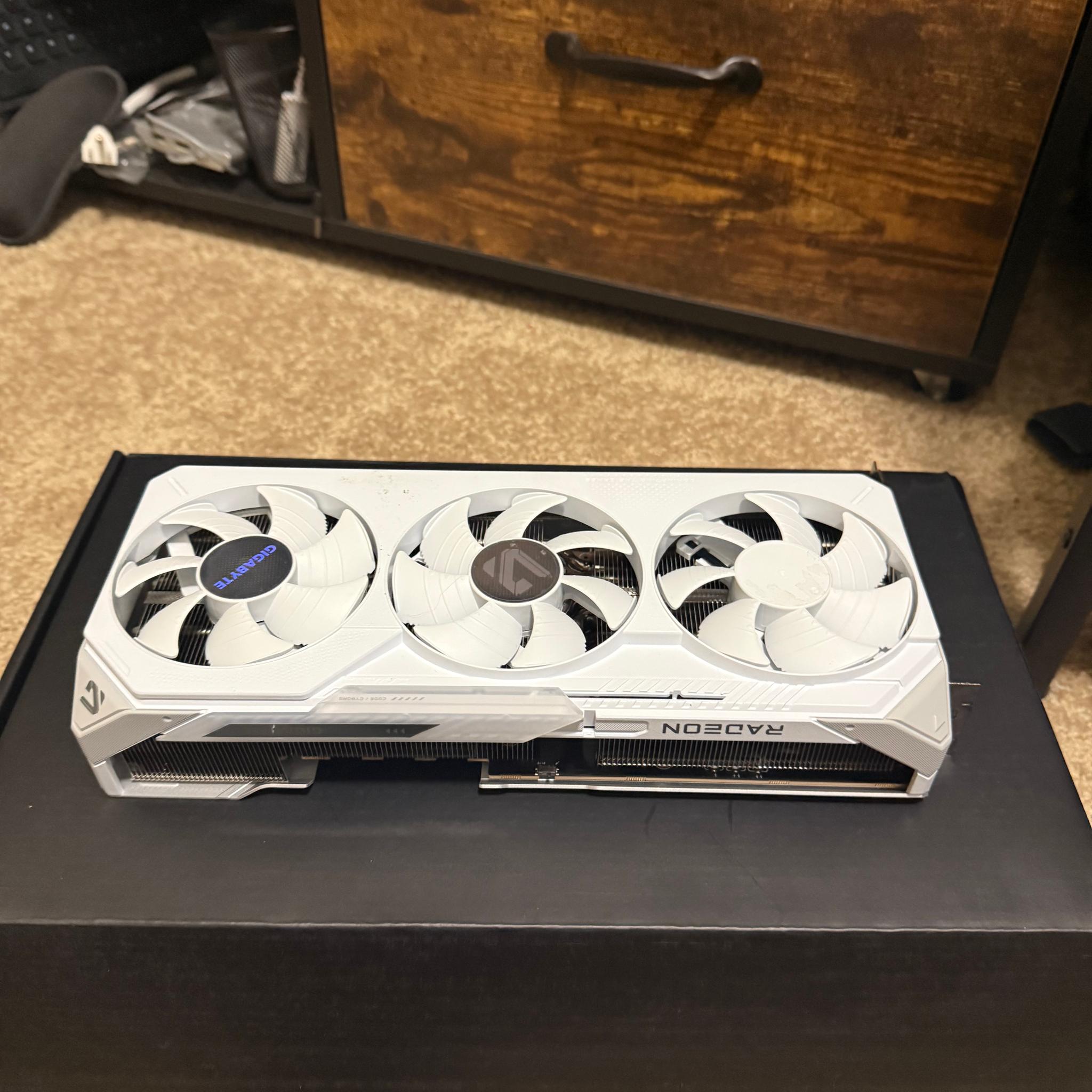GIGABYTE RX 9070 XT GAMING OC ICE 16G