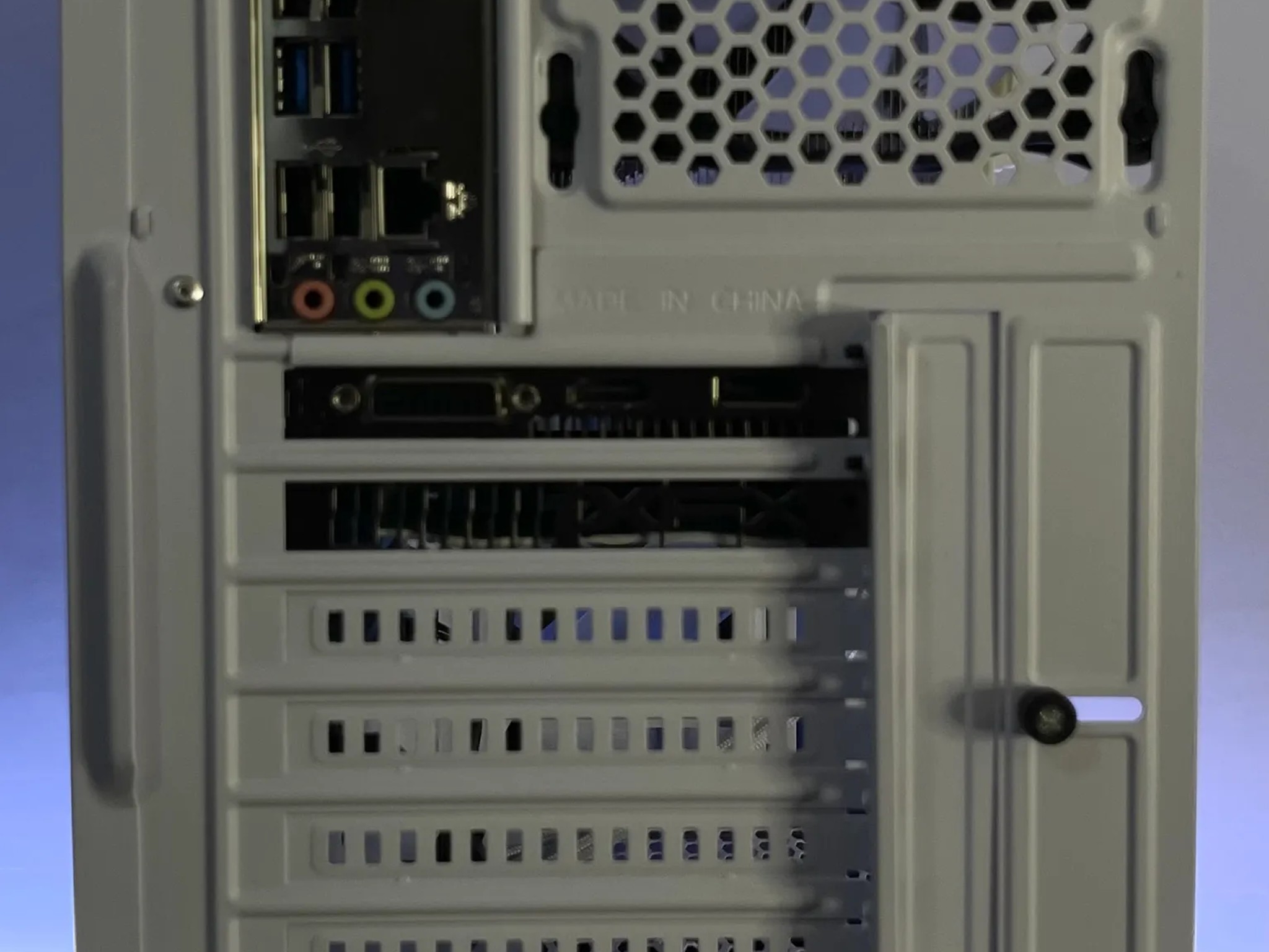 White RGB i7 Gaming PC (E3-1230 v2, 16GB RAM, RX 560, 256GB SSD/1TB HDD