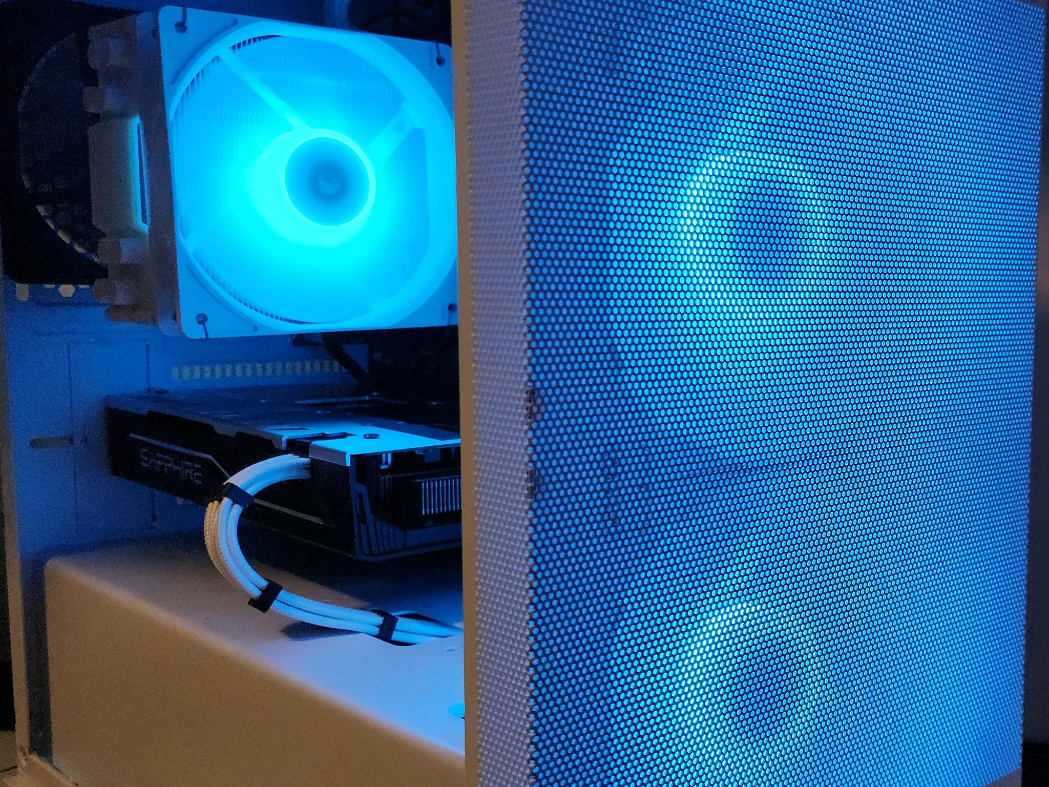 Frosty Mini Mesh PC Ryzen 5 / 16GB DDR4/ 1TB SSD / RX 580 8GB