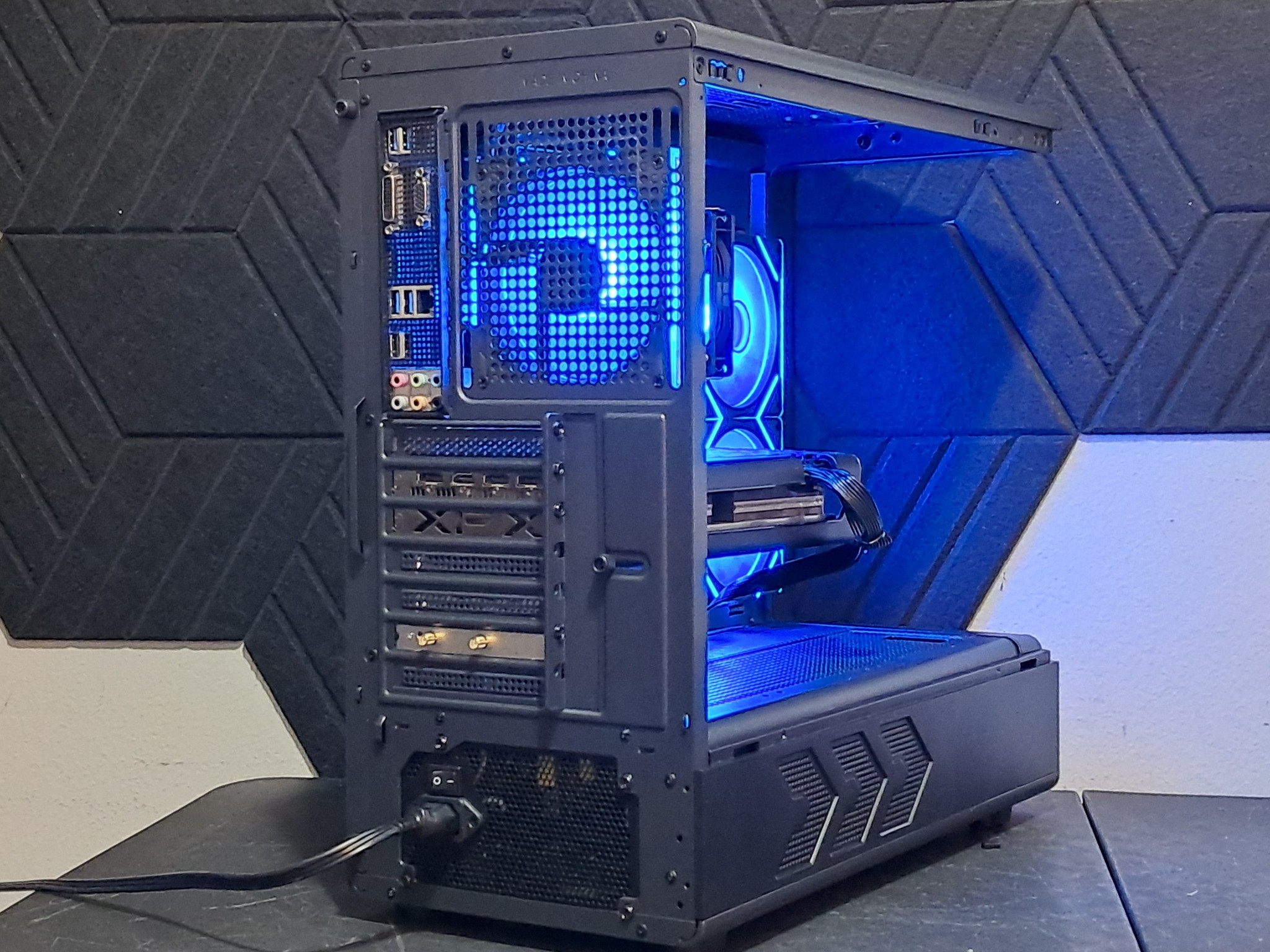 Custom 1080p Gamer | i7-7700 | RX 5700 | 16GB DDR4 | 1TB SSD | WiFi