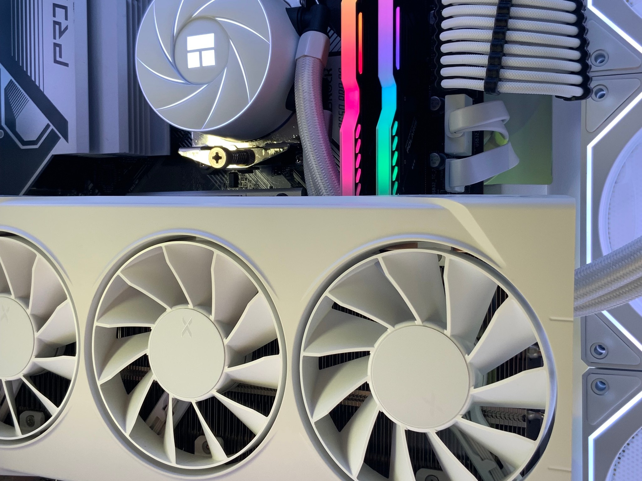❄️ ❄️ Gaming PC | Ryzen 7 7700X | RX 9060 XT | 32GB DDR5 | 1TB SSD | AM5 | White Snow Build ❄️ ❄️