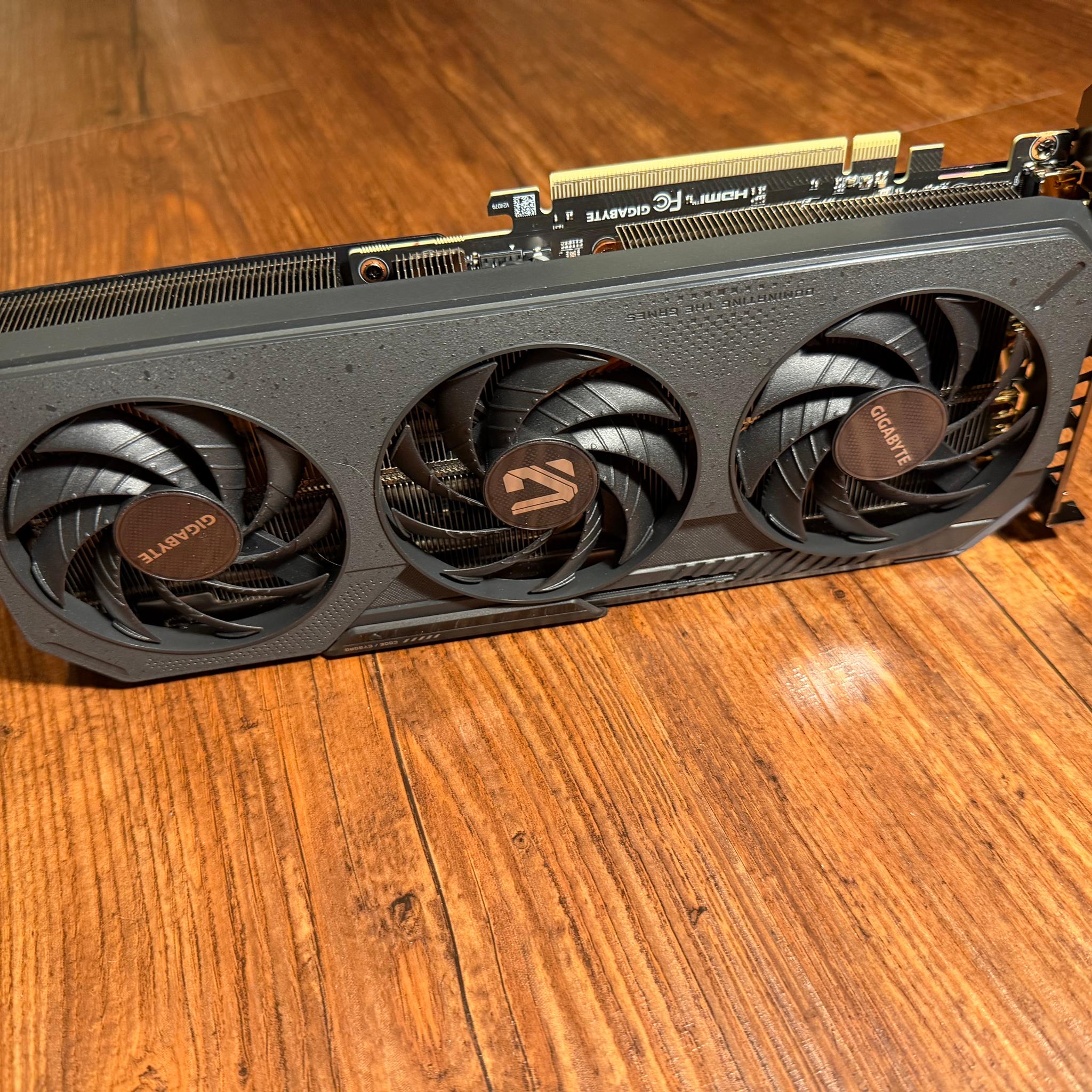 Gigabyte GAMING OC RX 9060XT 16gb