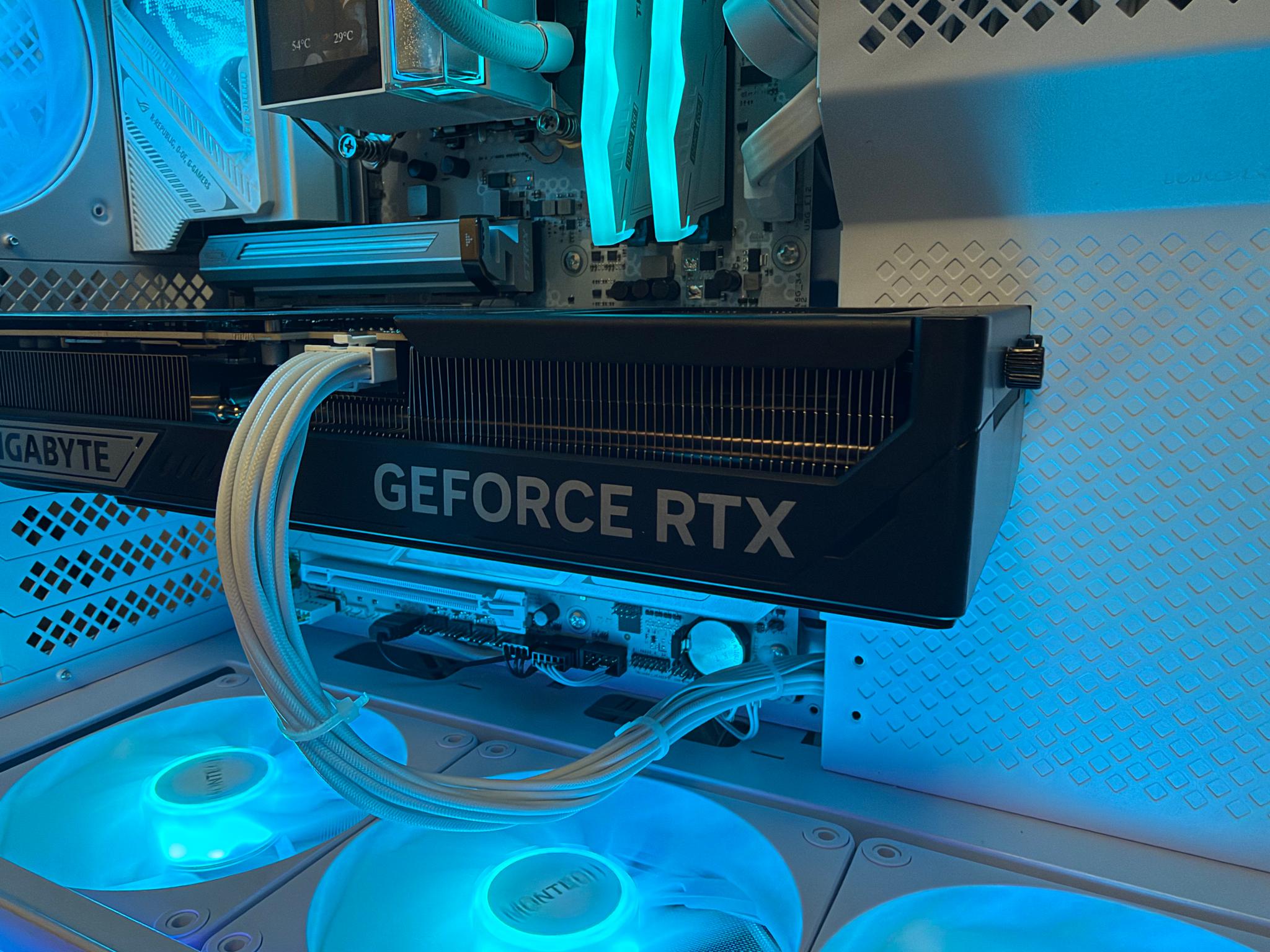 GIGABYTE GeForce RTX 5080 WINDFORCE SFF 16G - Image 3