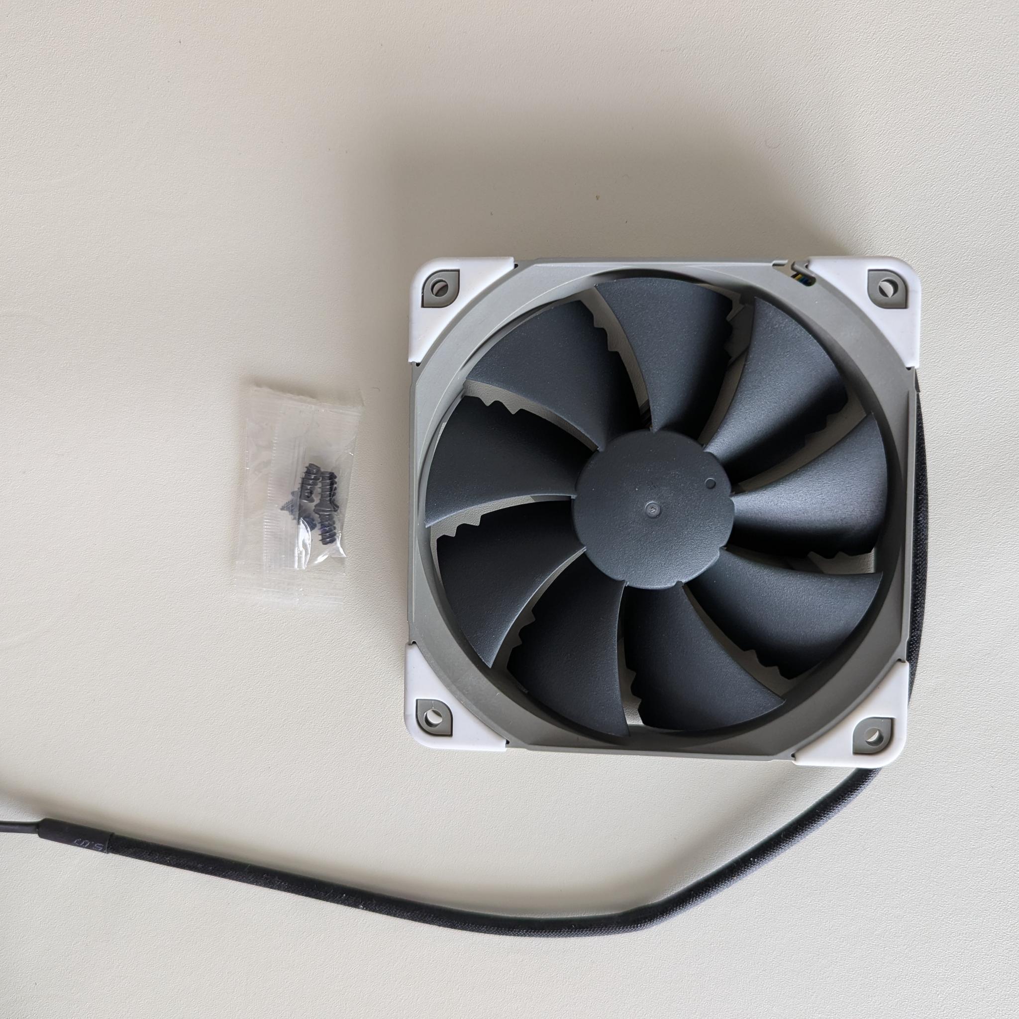 Super Flower MEGACOOL 120mm fan, Triple-Pack + Noctua NF-P12 + Thermalright TL-P9 92mm Case Fan