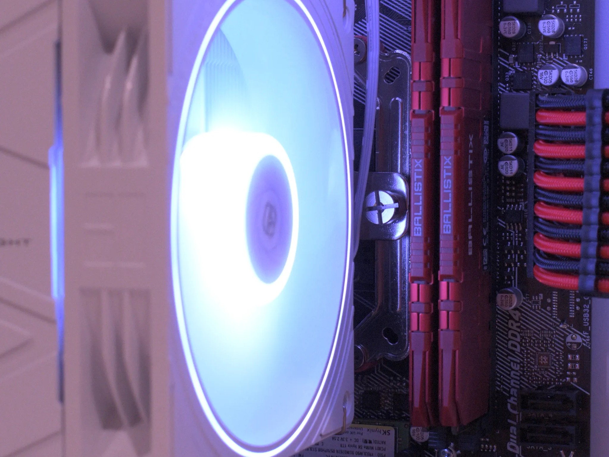 1080p Beast | Ryzen 5 3600 | RX 6600 8GB | 32GB DDR4 | 1TB nVME SSD | 1080p White/Red Gaming PC RGB