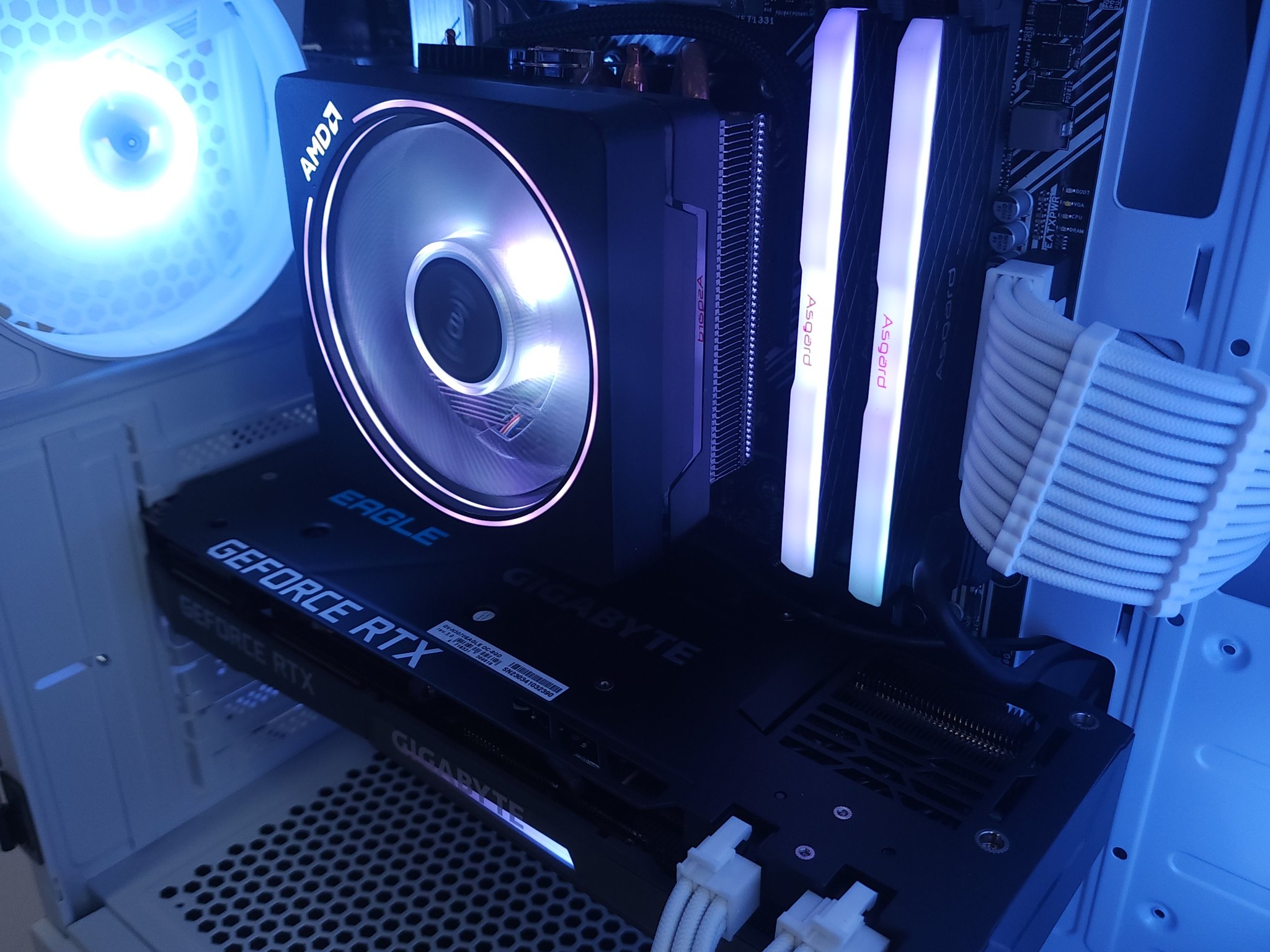 💙🤍RTX 3070 | Ryzen 5 5600G | 16GB 3200MHz | 1TB NVMe SSD