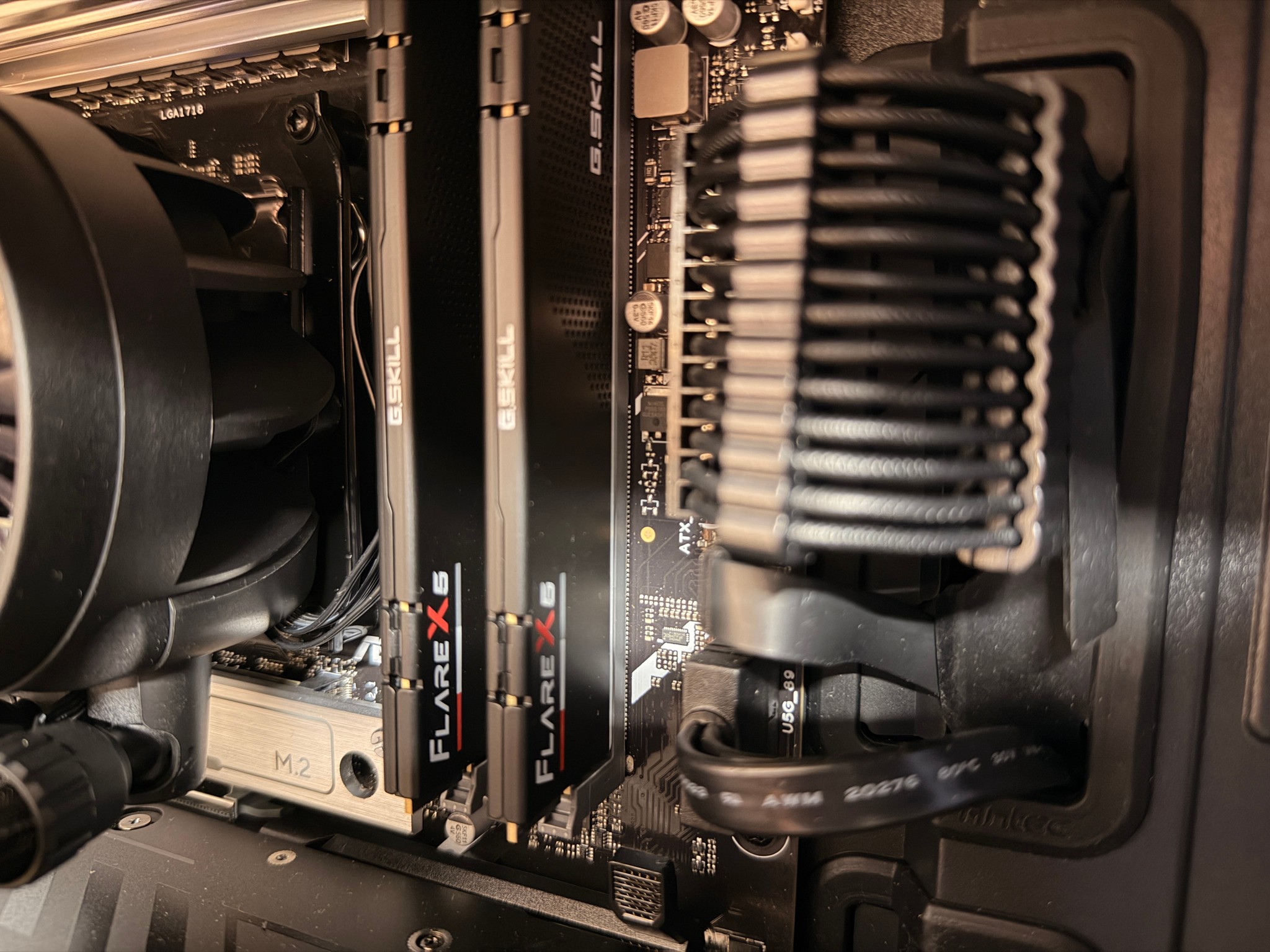 The Dark Knight – Sleeper High-End Gaming PC | 9850X3D | RX 9070 XT | WiFi 7 | No RGB