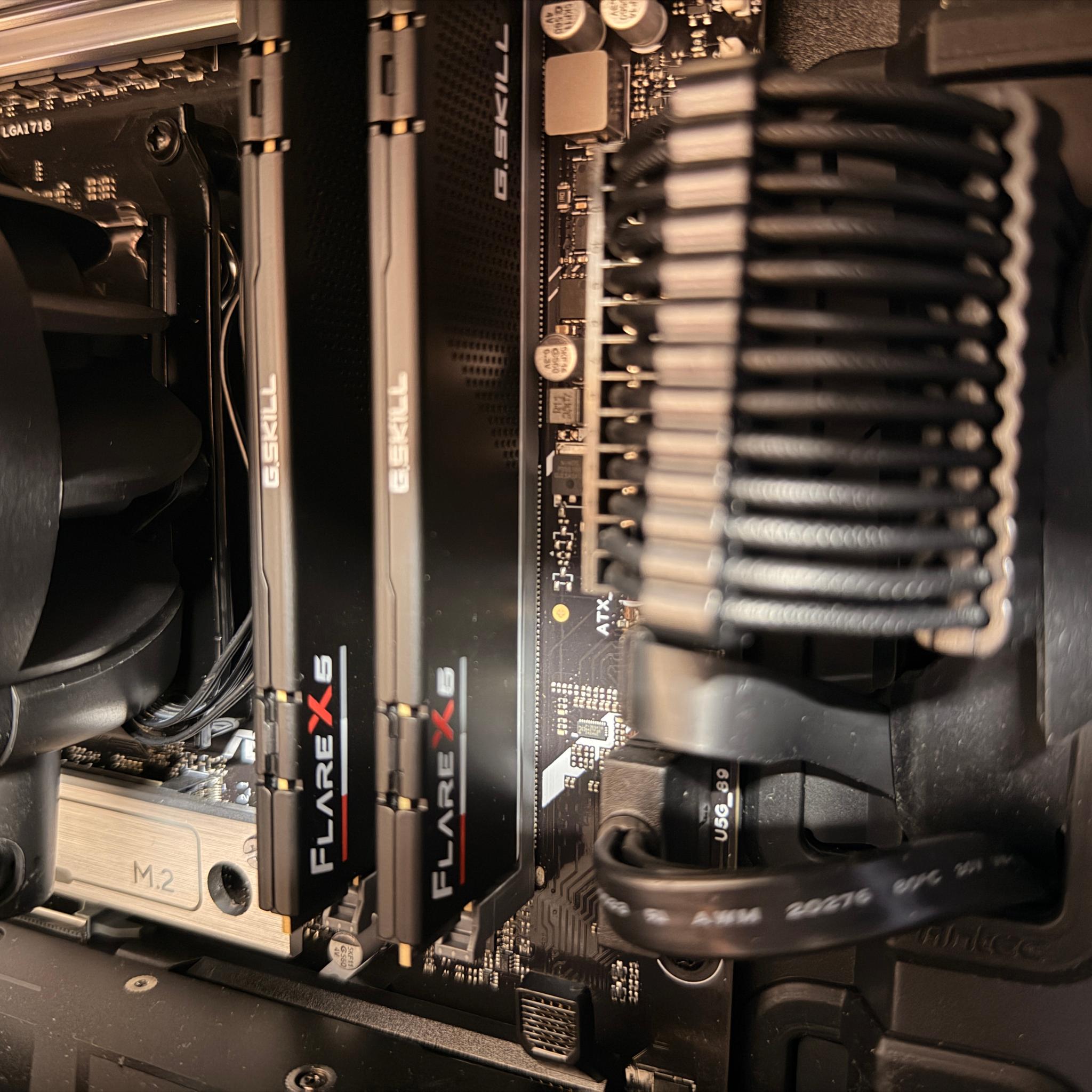 The Dark Knight – Sleeper High-End Gaming PC | 9850X3D | RX 9070 XT | WiFi 7 | No RGB