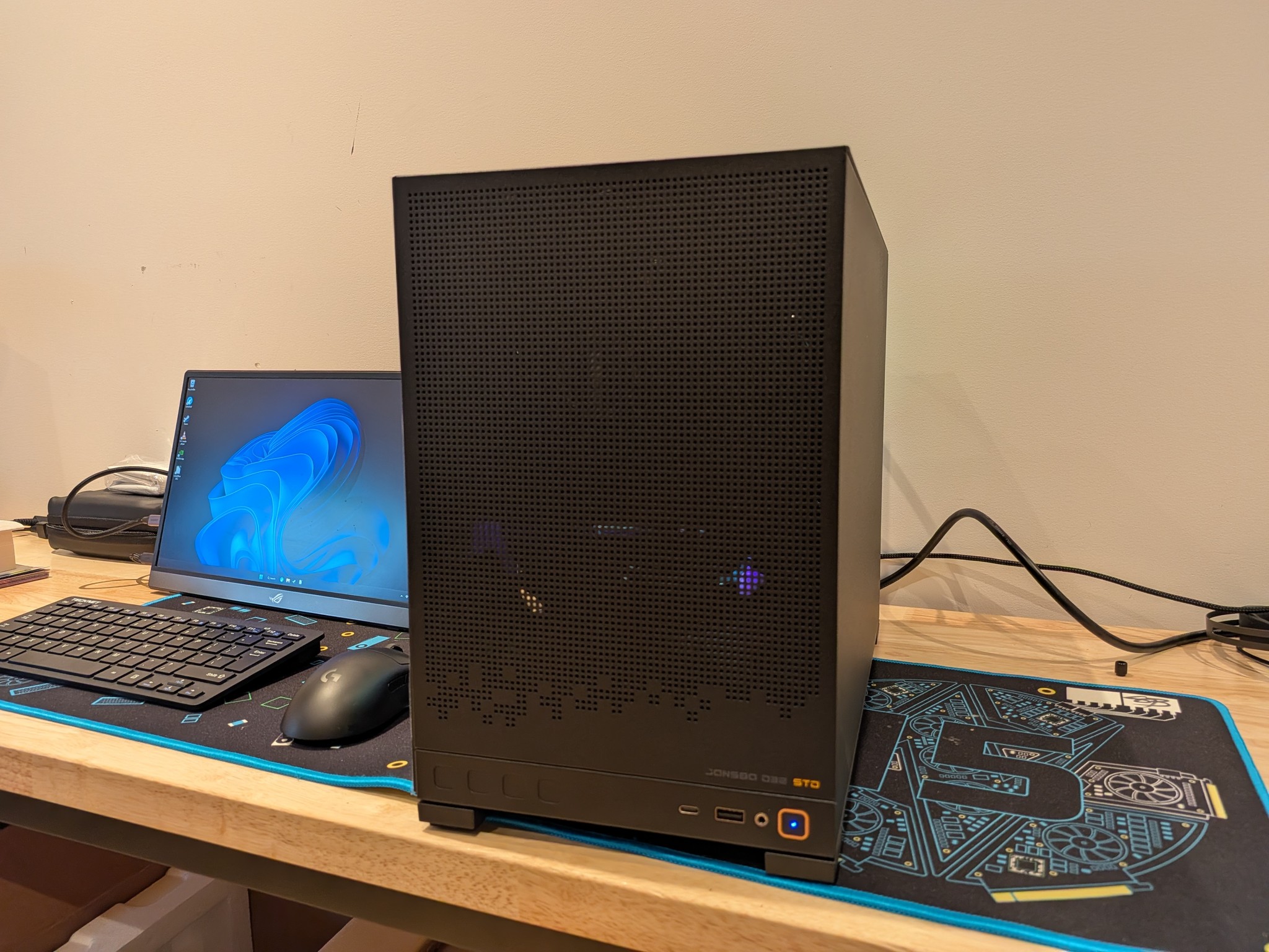 4K Powerhouse - RTX 5070 Ti, Core Ultra 7 265F, 32 GB DDR5, 1 TB Gen 4 NVME, Liquid Cooled, RGB