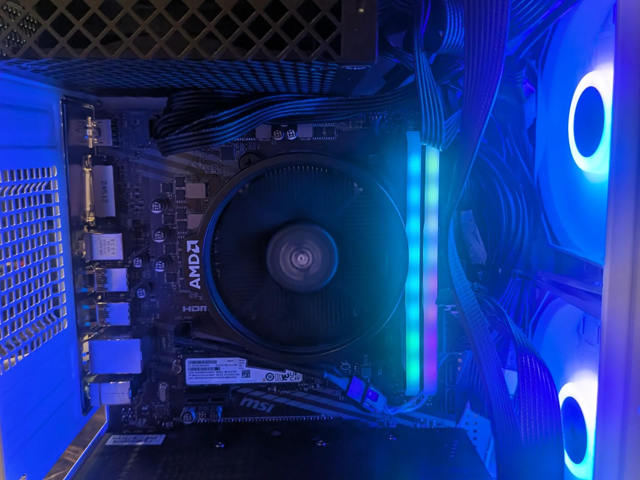 The Silksong - RX 7600, Ryzen 5 5600, 32 GB RAM, 1 TB NVME, RGB