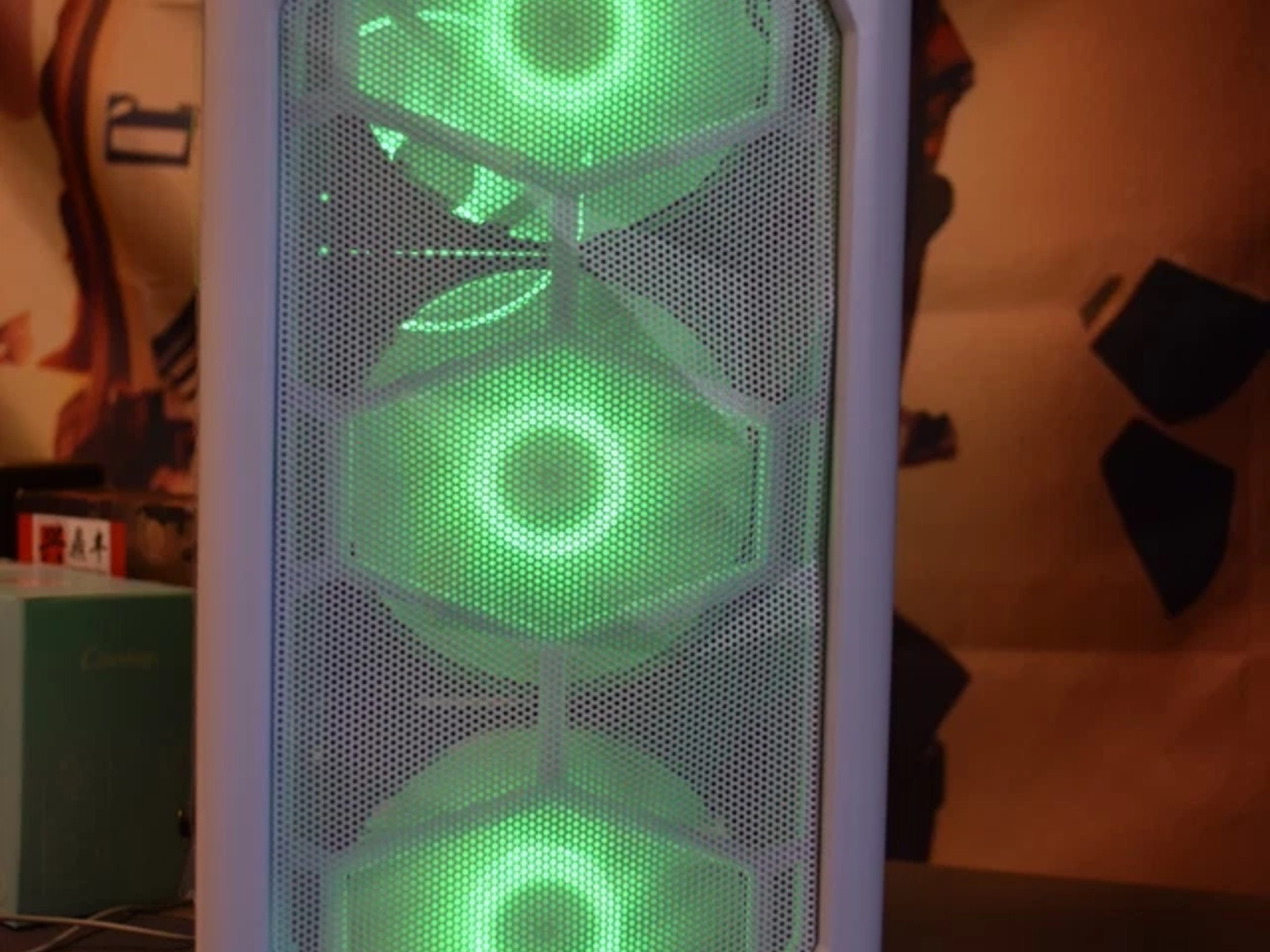 GAMING PC INTEL I5 9400 16 GB RAM RX 6600M 8 GB GPU 1TB NVME & 250 GB HHD RGB