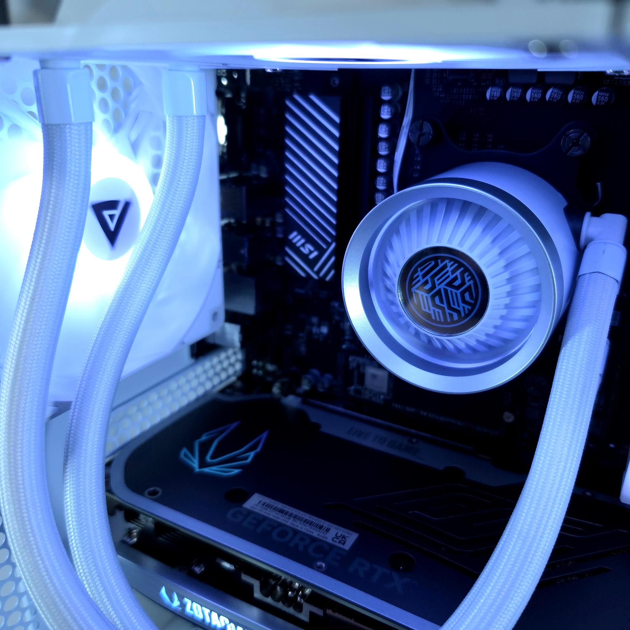 Zotac RTX 5070 🤍 Ryzen 7 8700F