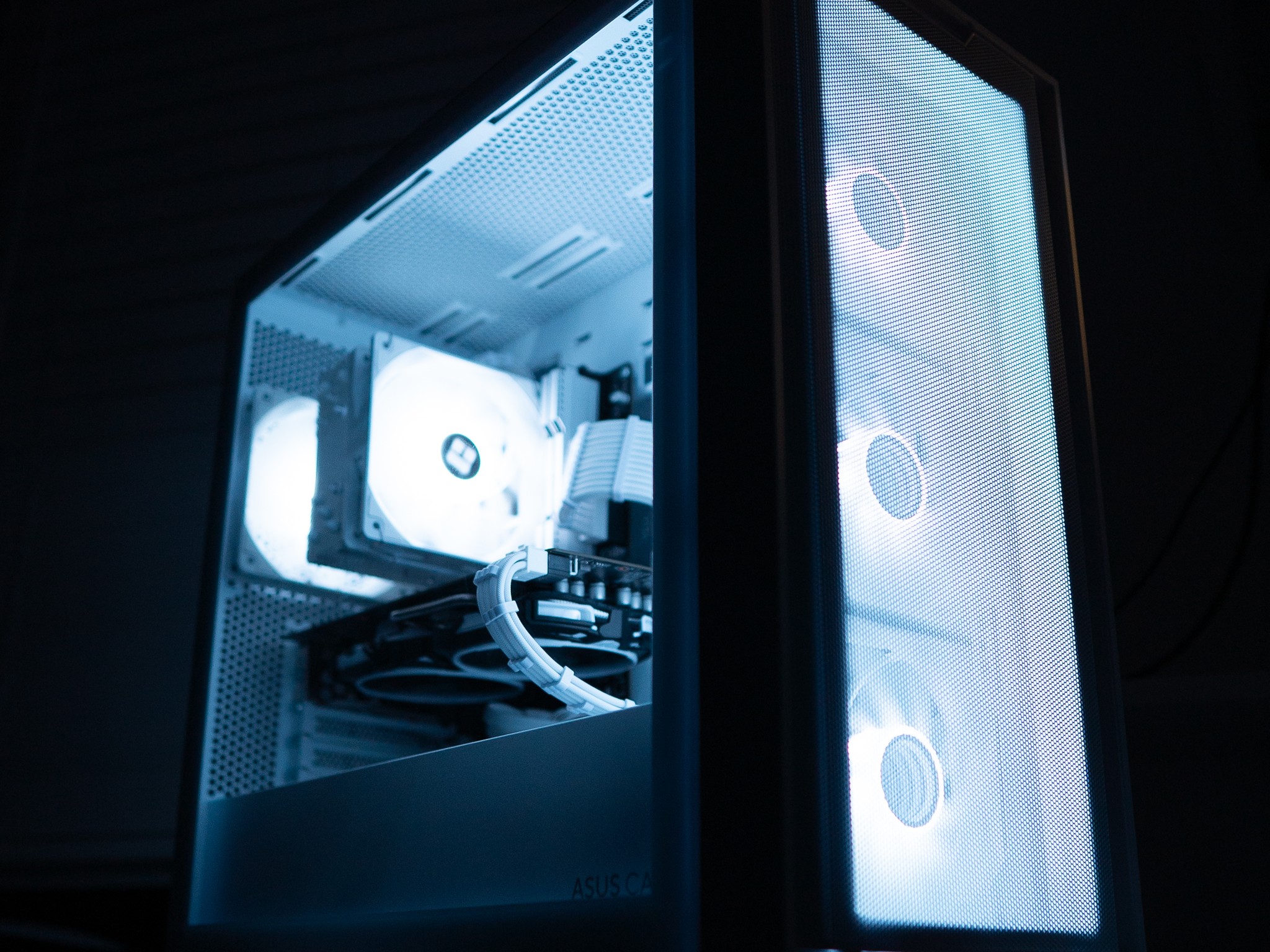 ⚪❄️ | RX 580 | INTEL i3 10100F | 16GB DDR4 RAM | 256GB NVME SSD + 160GB HDD | Arctic Snow