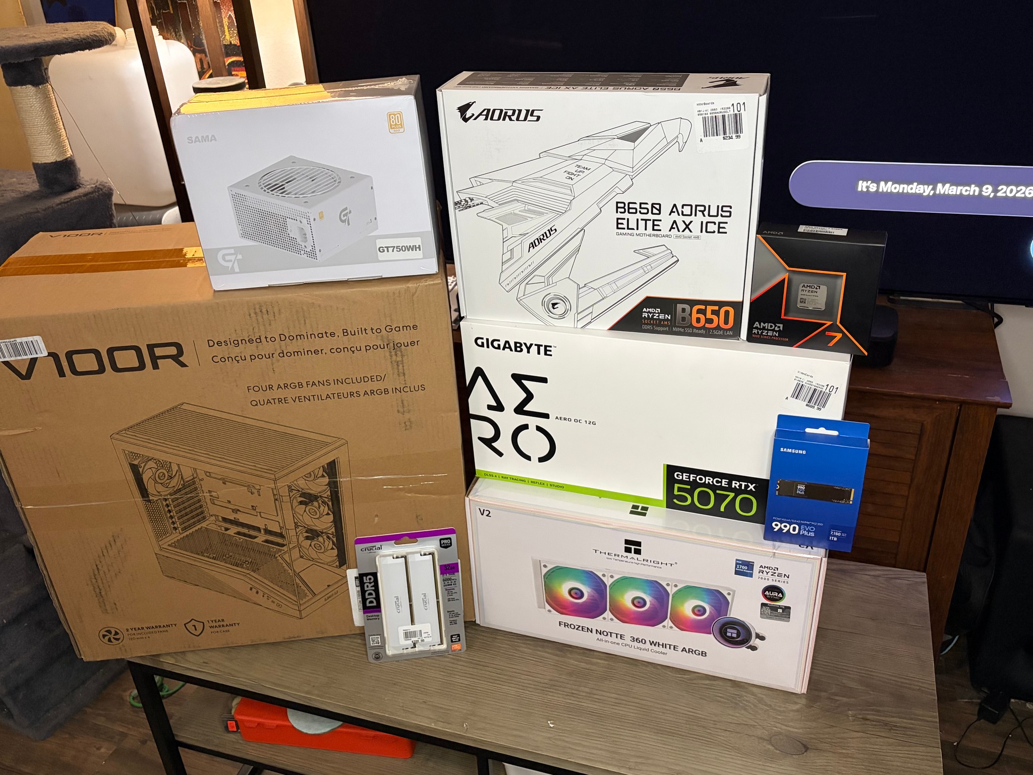 All White 9700X / 5070 AERO / Lian Li V100