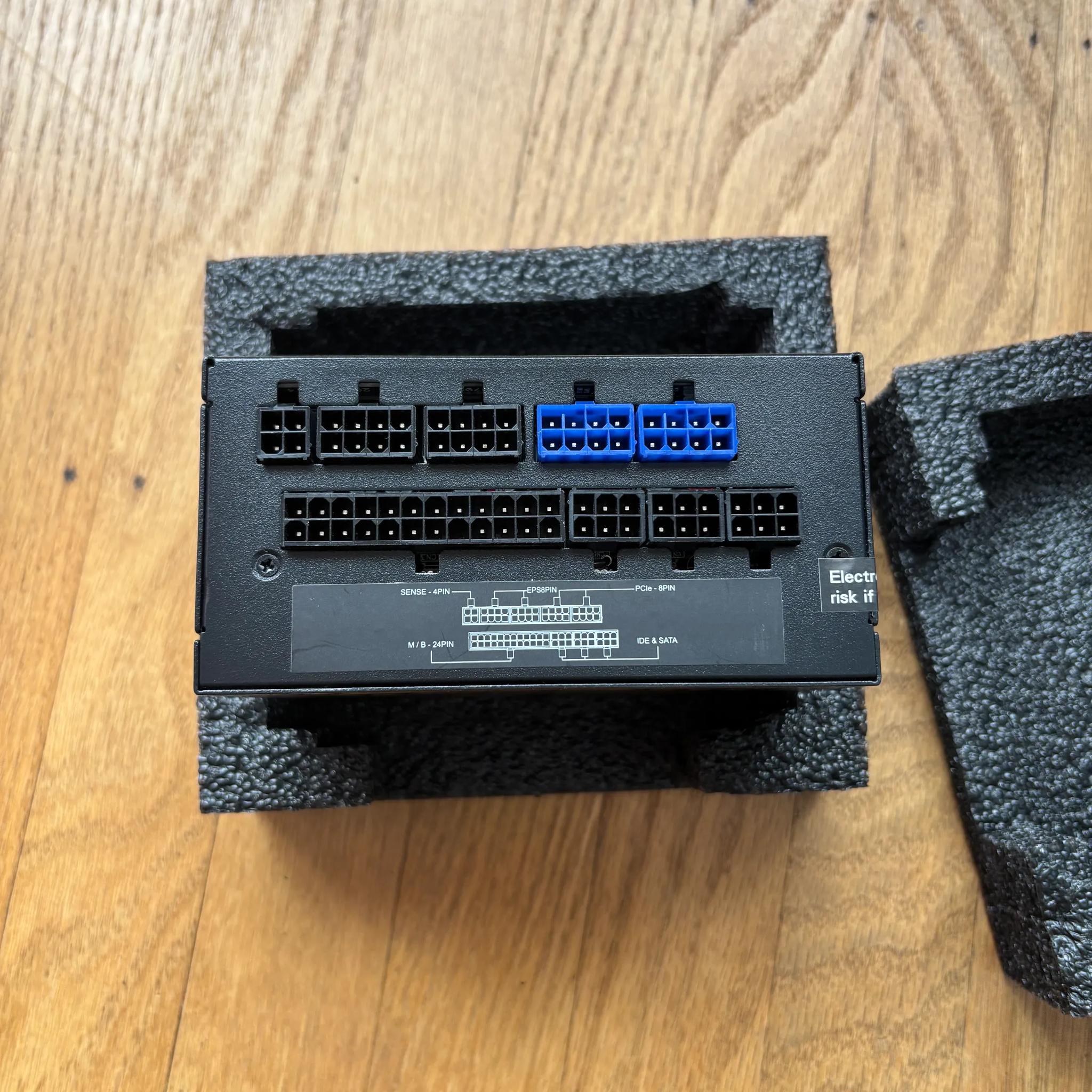 700W 80+ Platinum SFX PSU with all its cables