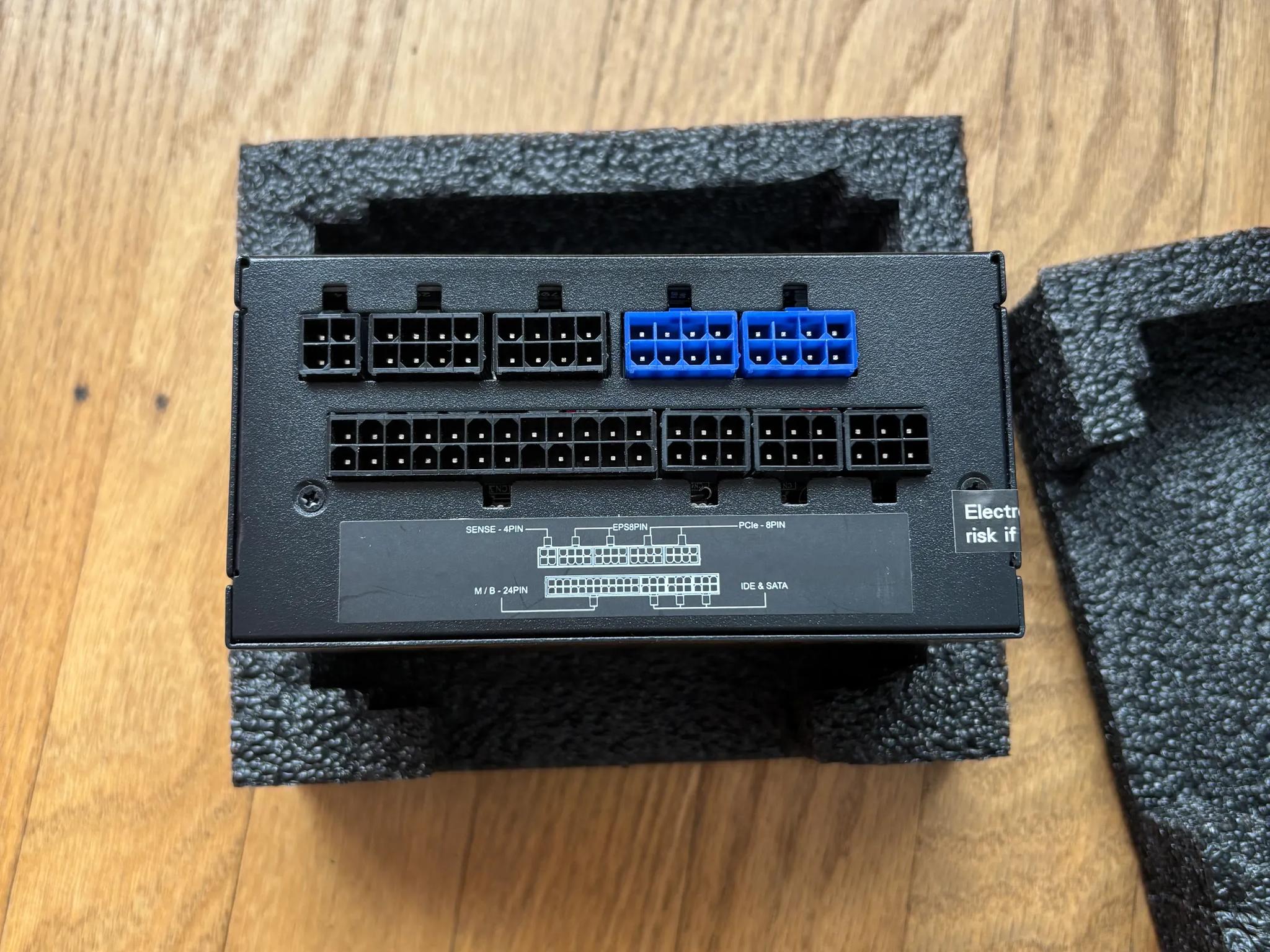 700W 80+ Platinum SFX PSU with all its cables