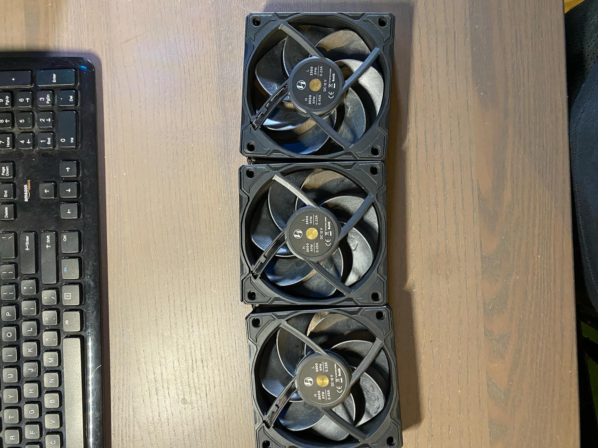LIAN LI UNI Fan P28 120 Triple Pack Blackwith a Fan Speed Controller - P28120-3B