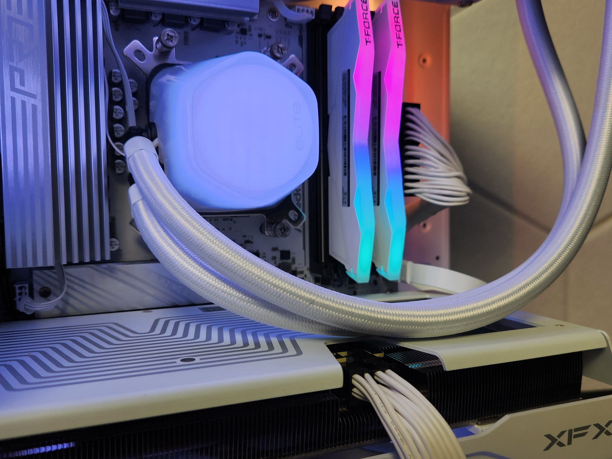 RX 9060XT 8GB | Ryzen 5 9600X | 16GB DDR5 | 1TB SSD | Wifi+BT "The Yeti"