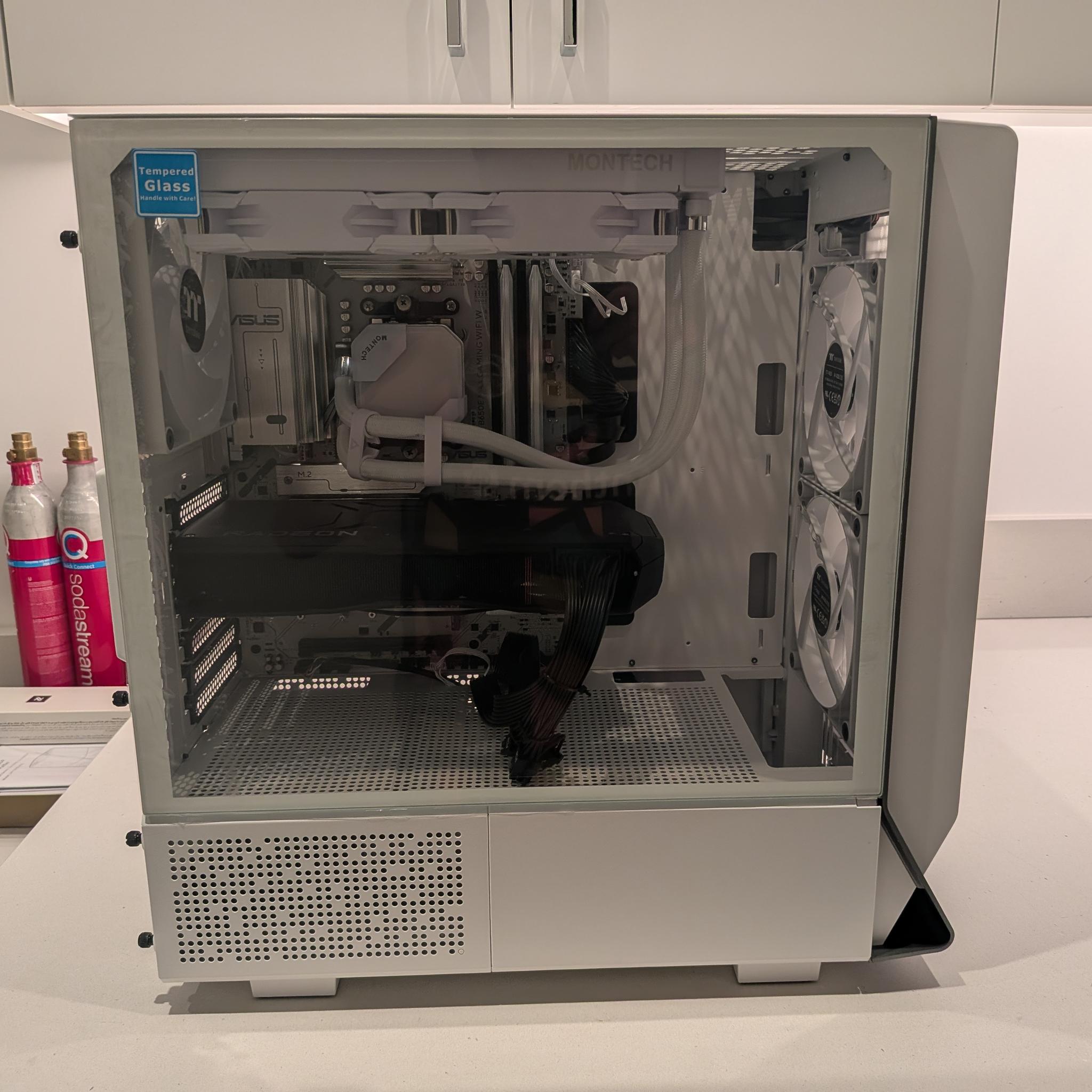 4K Crimson Snow - RX 7900 XTX, Ryzen 5 7600X3D, 32 GB DDR5, 2 TB Gen 5 NVME, Liquid Cooled, RGB