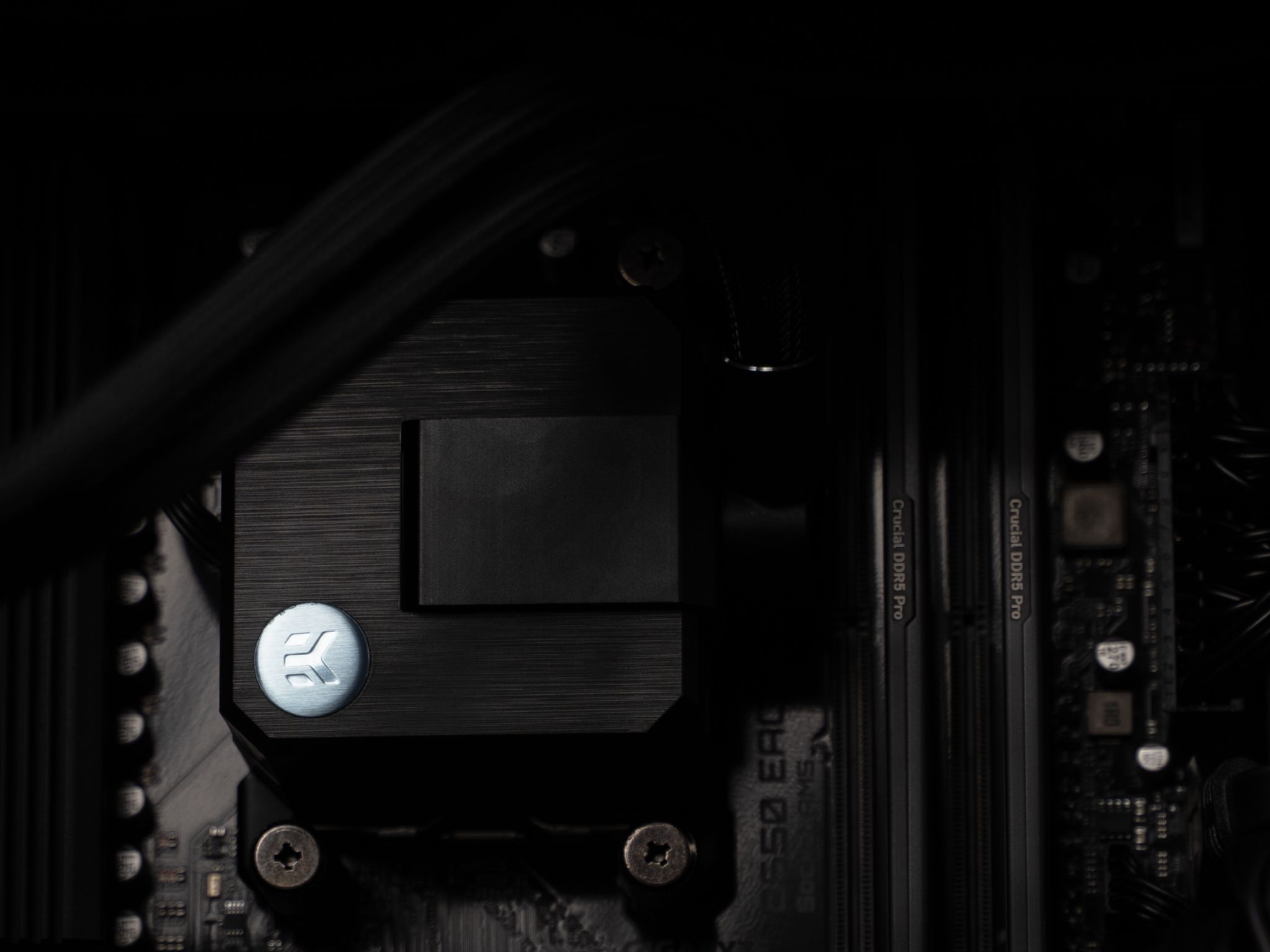 “Deuxdarc XF” RX 7900 XTX Ryzen 7 7800X3D 48GB 2TB Windows 11 Gaming PC Powerhouse