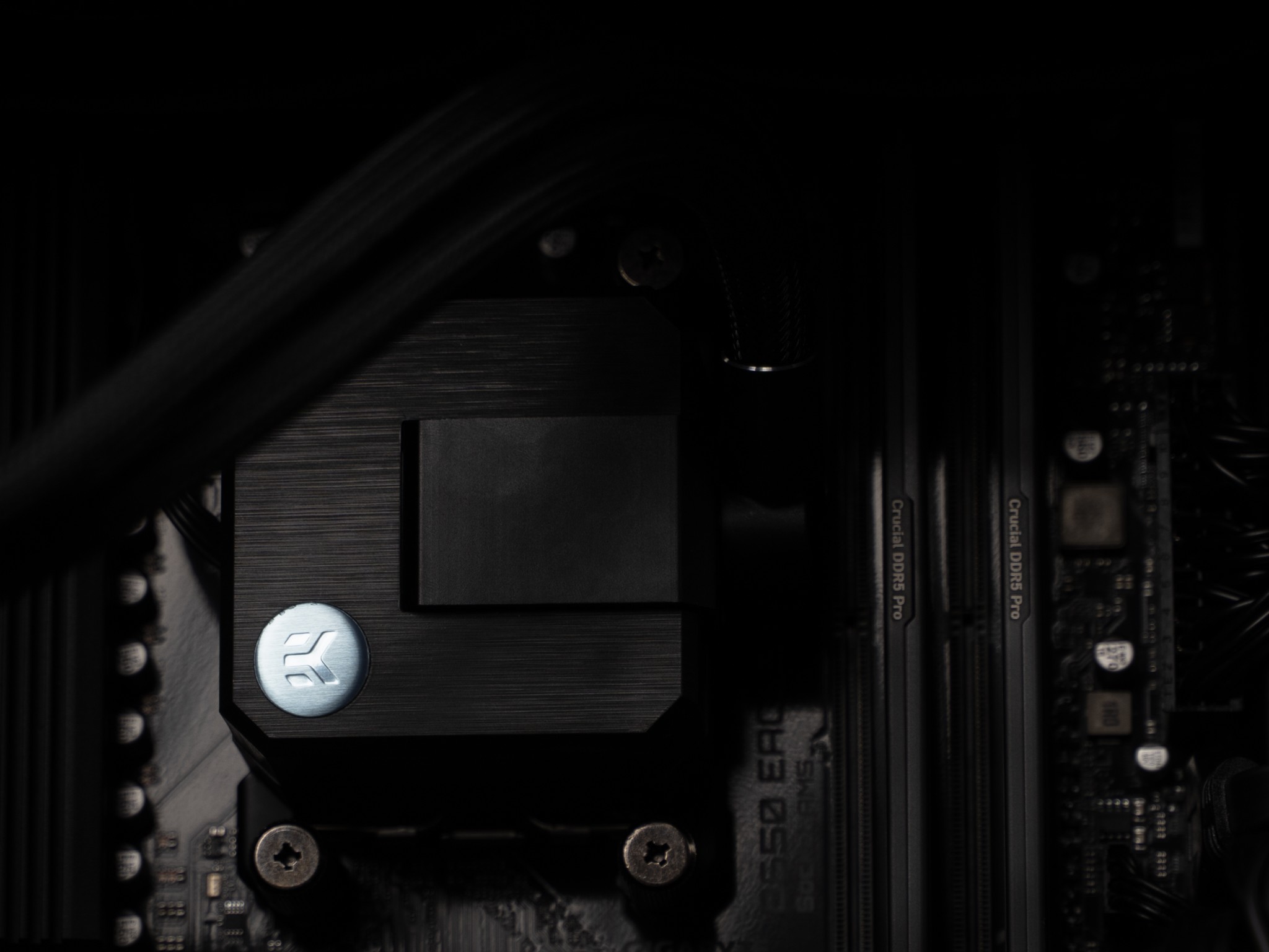 “Deuxdarc XF” RX 7900 XTX Ryzen 7 7800X3D 48GB 2TB Windows 11 Gaming PC Powerhouse