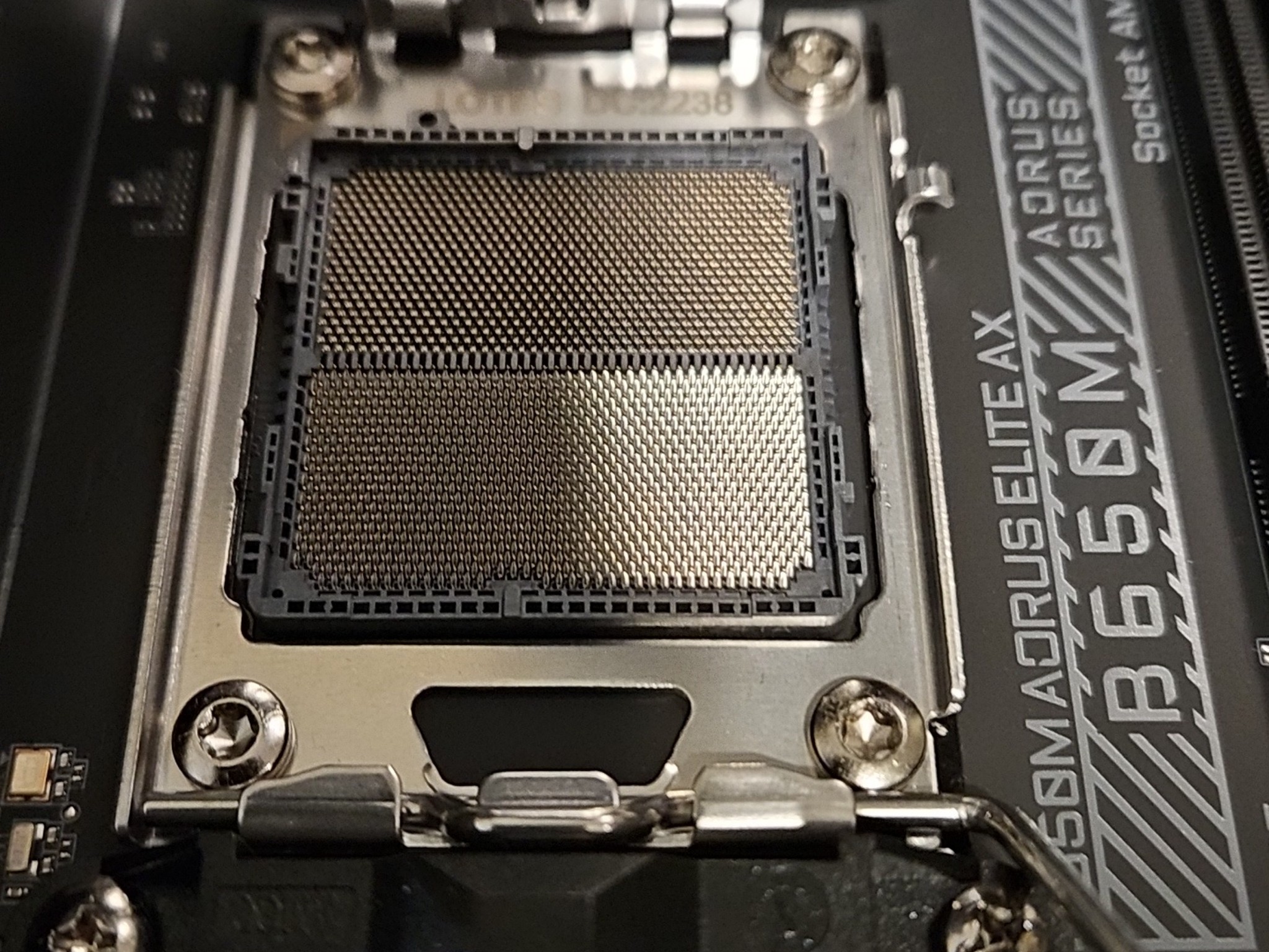 GIGABYTE B650M AORUS Elite AX, CORSAIR VENGEANCE RGB DDR5 RAM 32GB