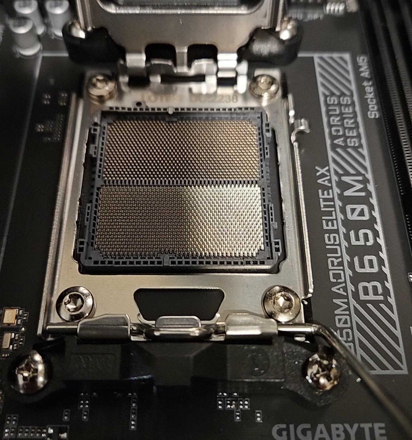 GIGABYTE B650M AORUS Elite AX, CORSAIR VENGEANCE RGB DDR5 RAM 32GB