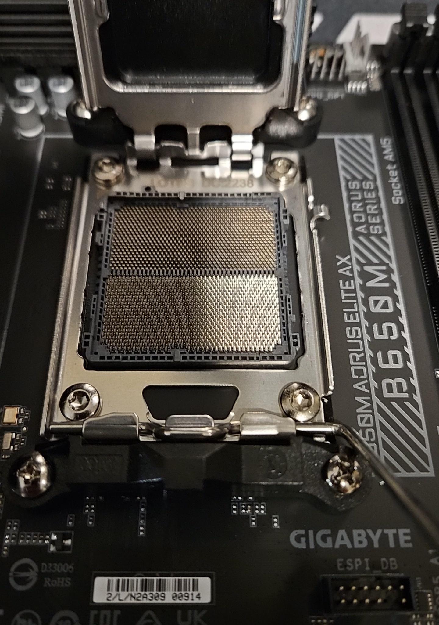 GIGABYTE B650M AORUS Elite AX, CORSAIR VENGEANCE RGB DDR5 RAM 32GB