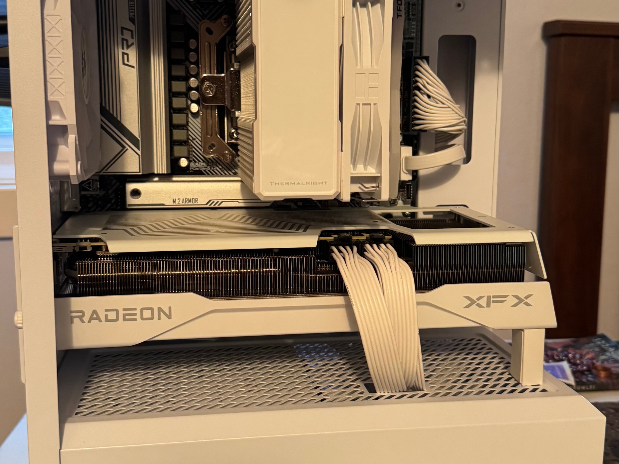 White Am5 Gaming PC - Ryzen 7 7700 - Radeon 9070 GRE - 16GB DDR5