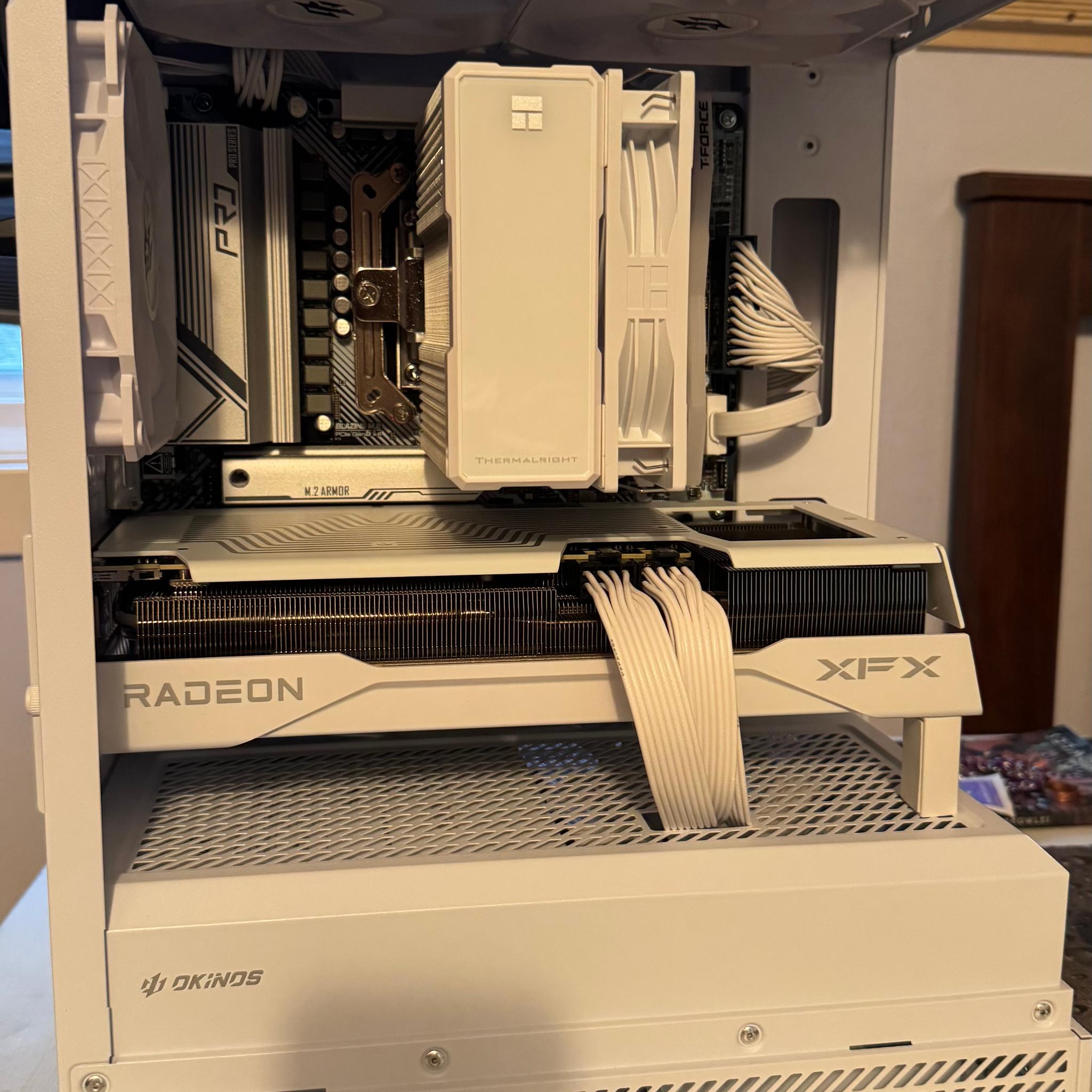 White Am5 Gaming PC - Ryzen 7 7700 - Radeon 9070 GRE - 16GB DDR5