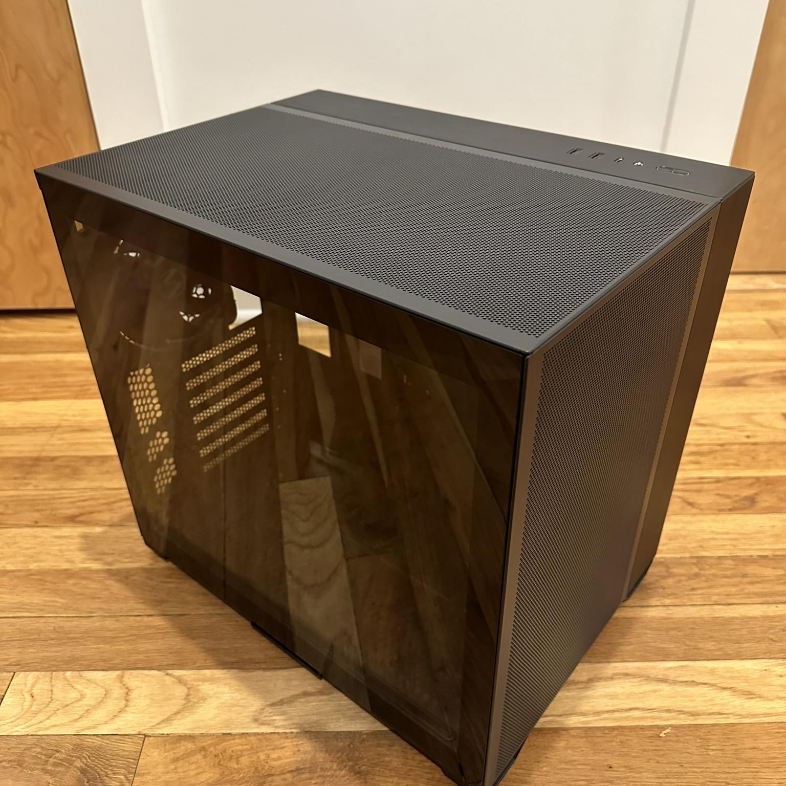 Lian Li 011 Air Mini w/ PCIe 4.0 Vertical bracket kit