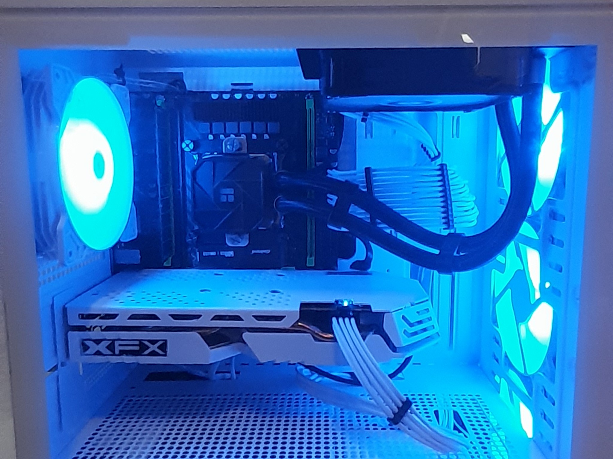 GLACIER PHANTOM WHITE GAMING PC 1080P HIGH SETTINGS