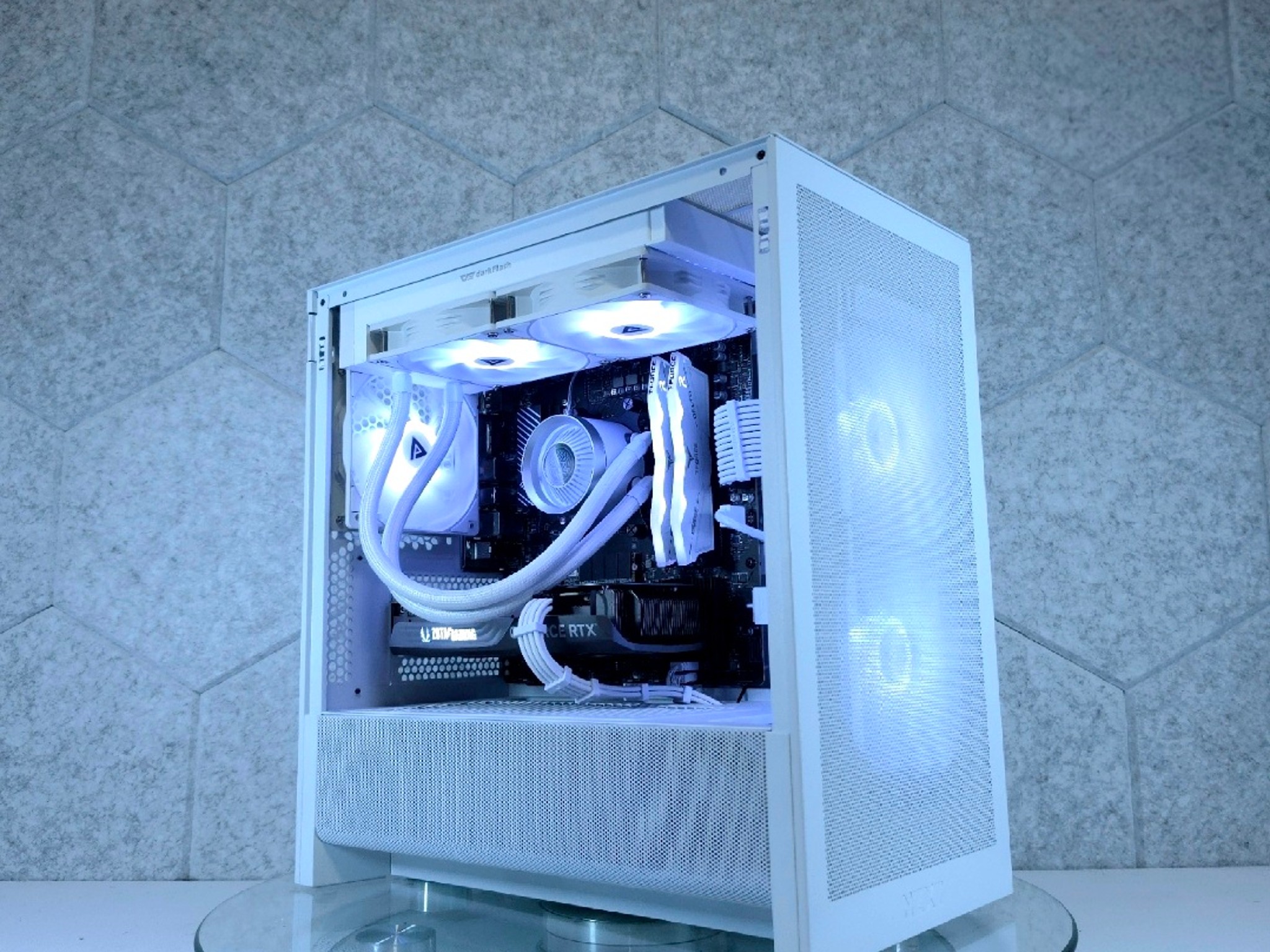 Zotac RTX 5070 🤍 Ryzen 7 8700F