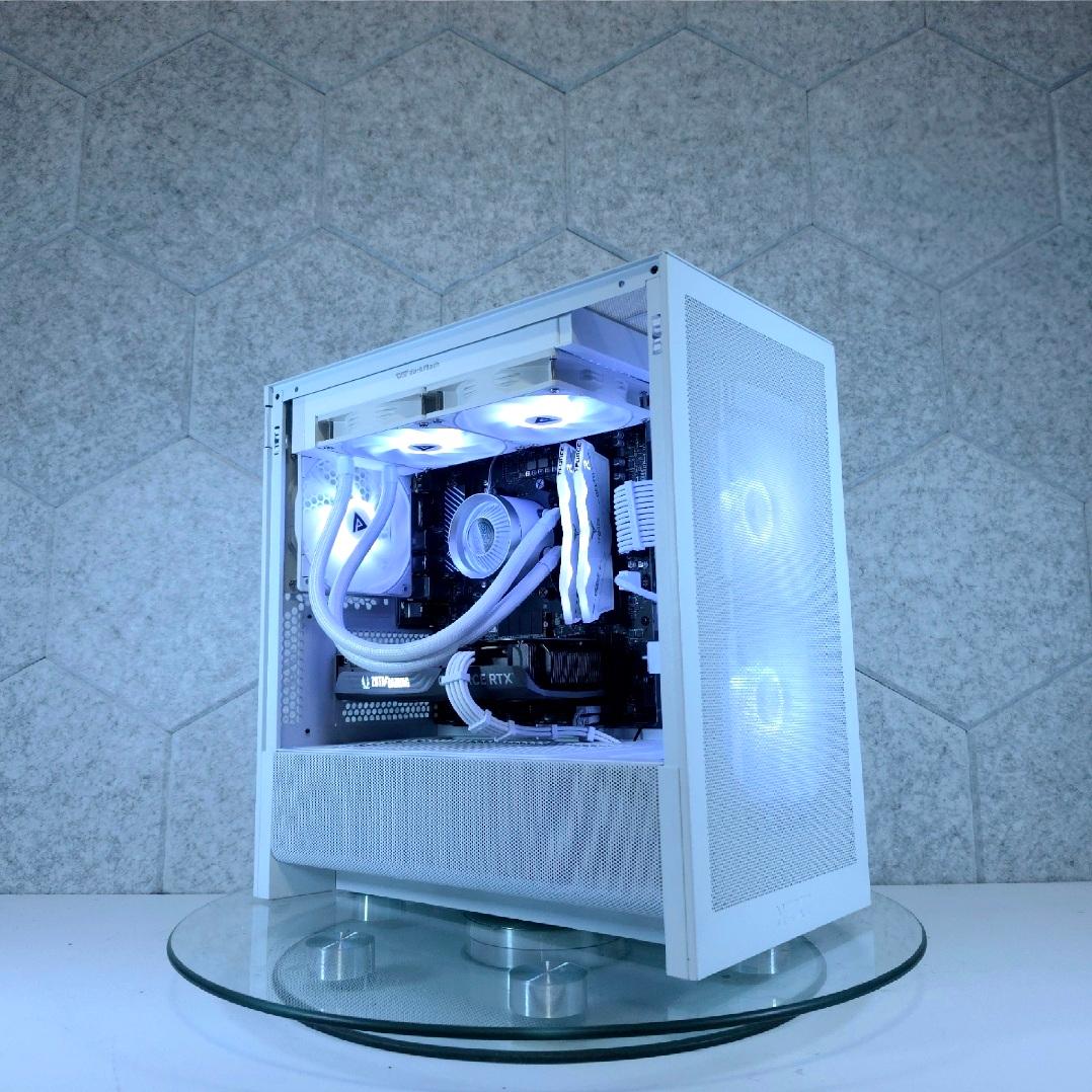 Zotac RTX 5070 🤍 Ryzen 7 8700F