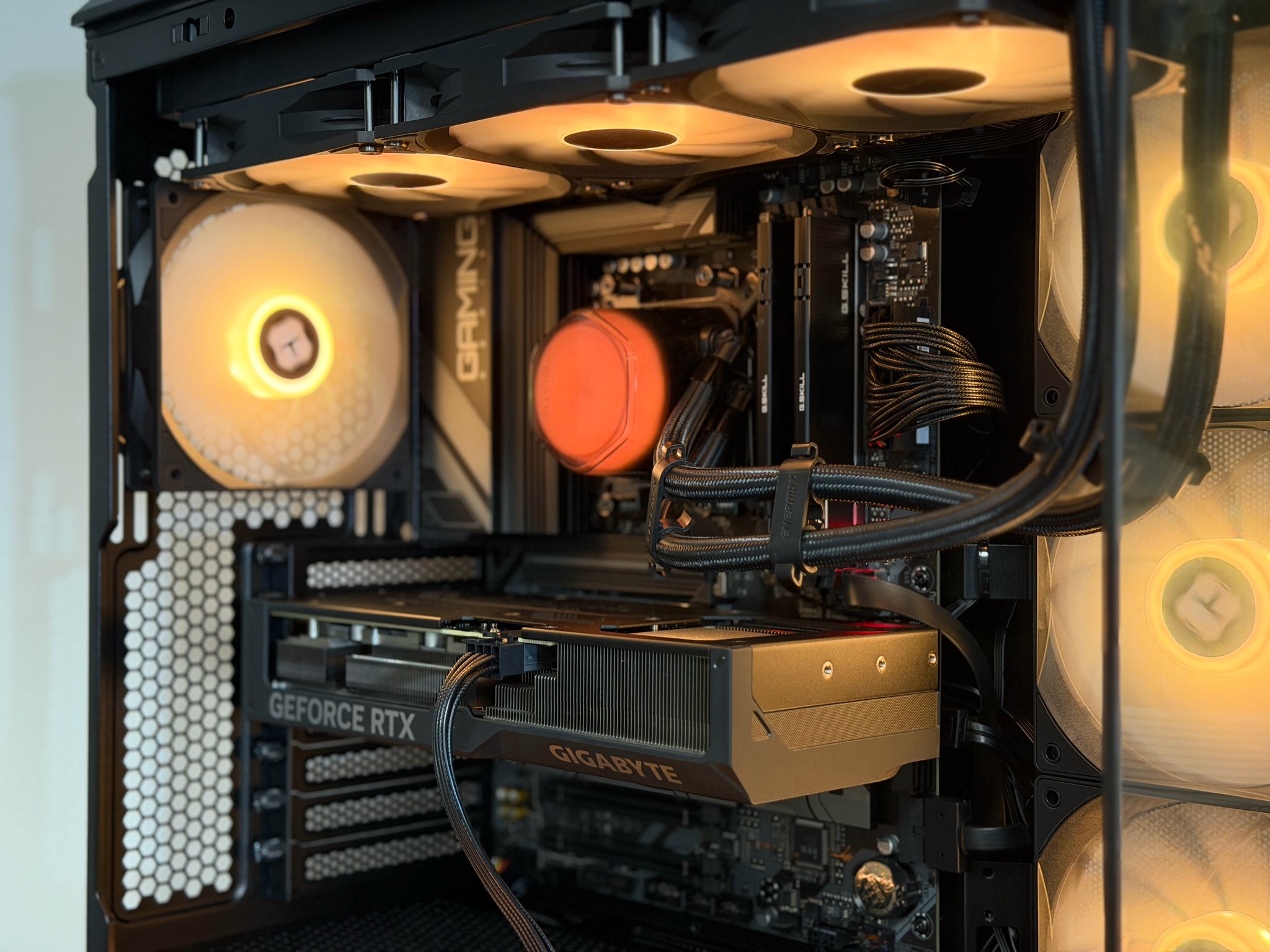 RTX 4070 | Ryzen 5 7600X | 32GB DDR5-6000 | B650 | 2TB SSD | 750W PSU